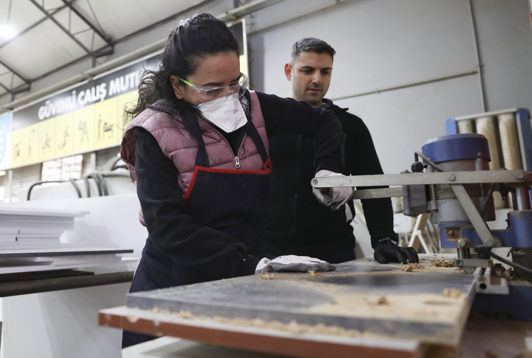 Mersi̇n Büyükşehi̇r Kadin Mobi̇lya Ustalari Yeti̇şti̇ri̇yor (6)