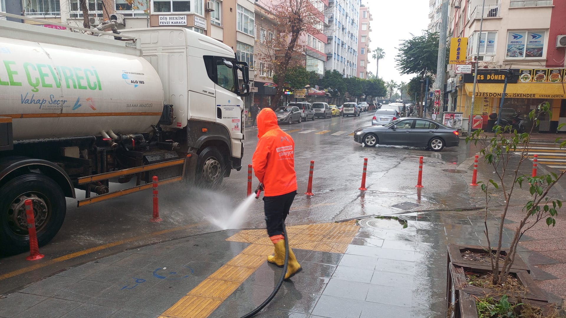 Mersi̇n Büyükşehi̇r, Yoğun Yağişin Ardindan Tüm Eki̇pleri̇yle Kent Geneli̇nde Temi̇zli̇k Çalişmalarini Sürd (4)