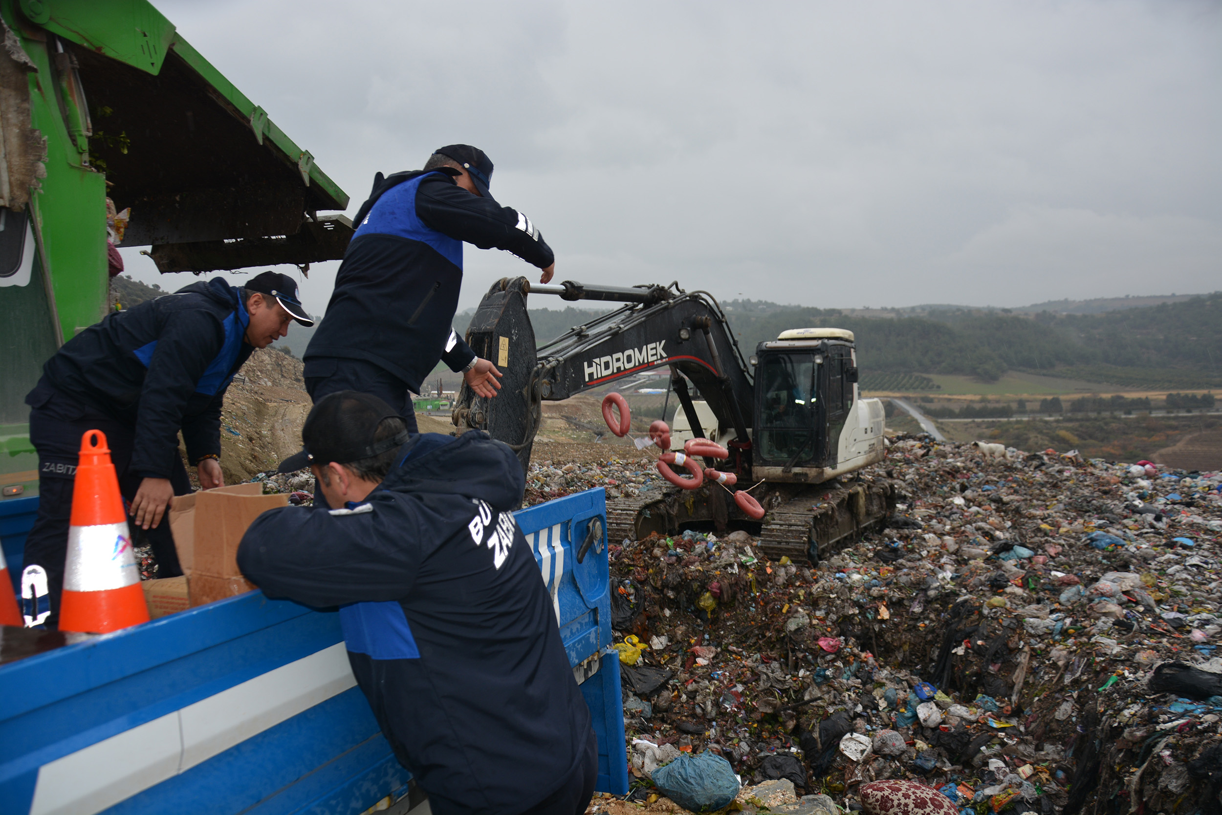 Mersi̇n Büyükşehi̇r Zabitasi Sağliksiz Koşullarda Gida Sevki̇yatina Geçi̇t Vermi̇yor (2)-1