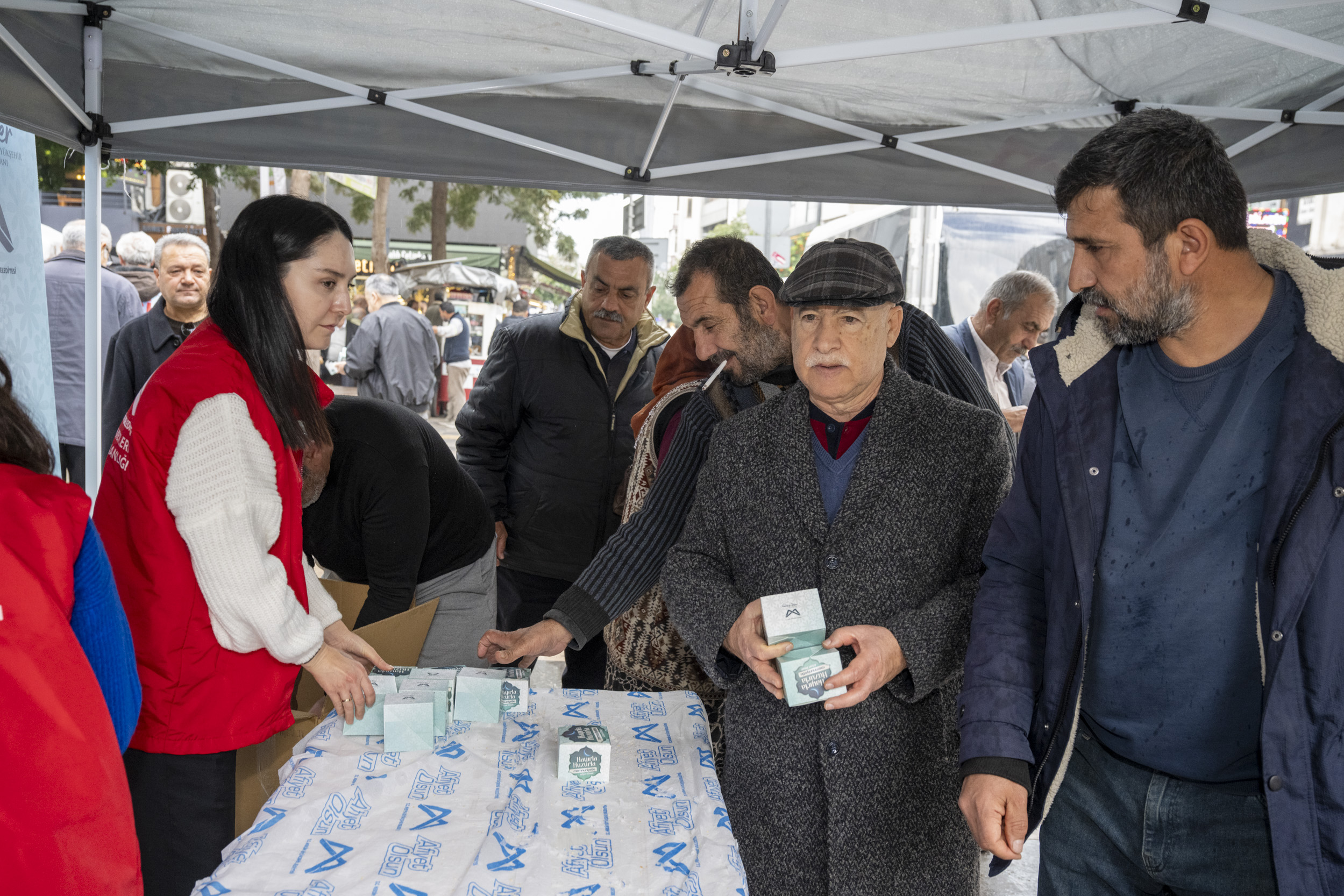 Büyükşehi̇r Berat Kandi̇li̇’nde 15 Bi̇n Kandi̇l Si̇mi̇di̇ni̇ Vatandaşla Buluşturdu (2)