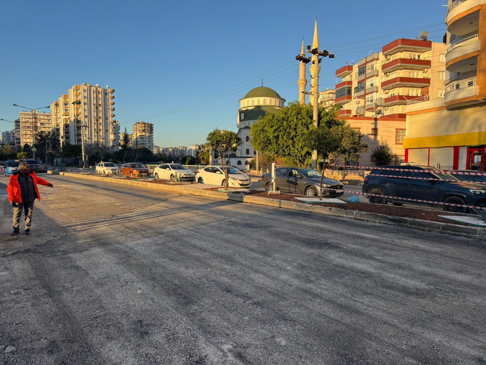 Büyükşehi̇r’den Gece Mesai̇si̇ Cengi̇z Topel Caddesi̇, Mezi̇tli̇ Deresi̇'ni̇n Üstünde Bulunan