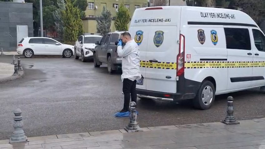 I S T A N B U L K A D I N H A K I M I S I L A H L A Y A R A L A Y A 1171446 347965