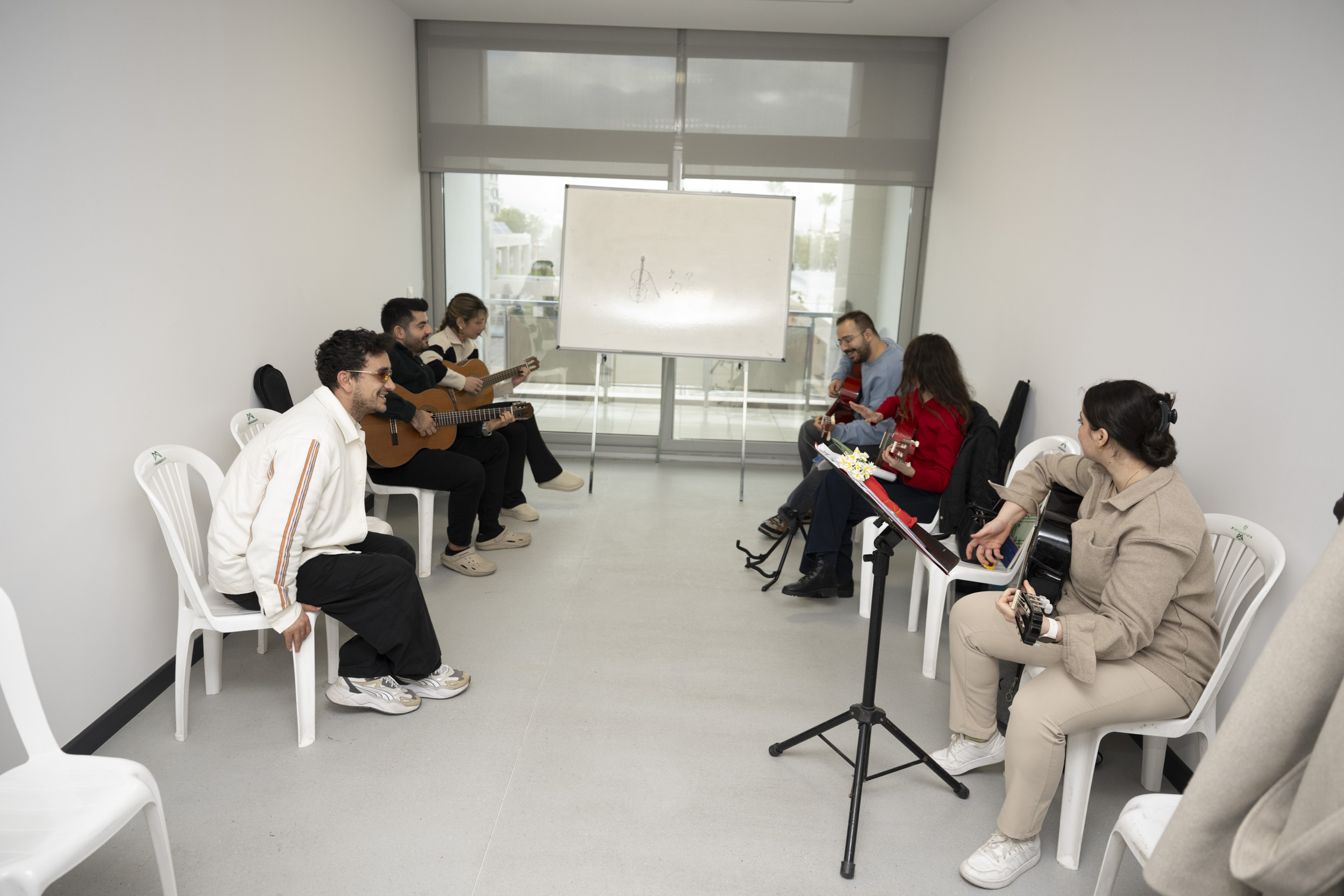 Kenti̇n Ri̇tmi̇ Mersi̇n Büyükşehi̇r'i̇n Enstrüman Kurslarinda Atiyor (3)