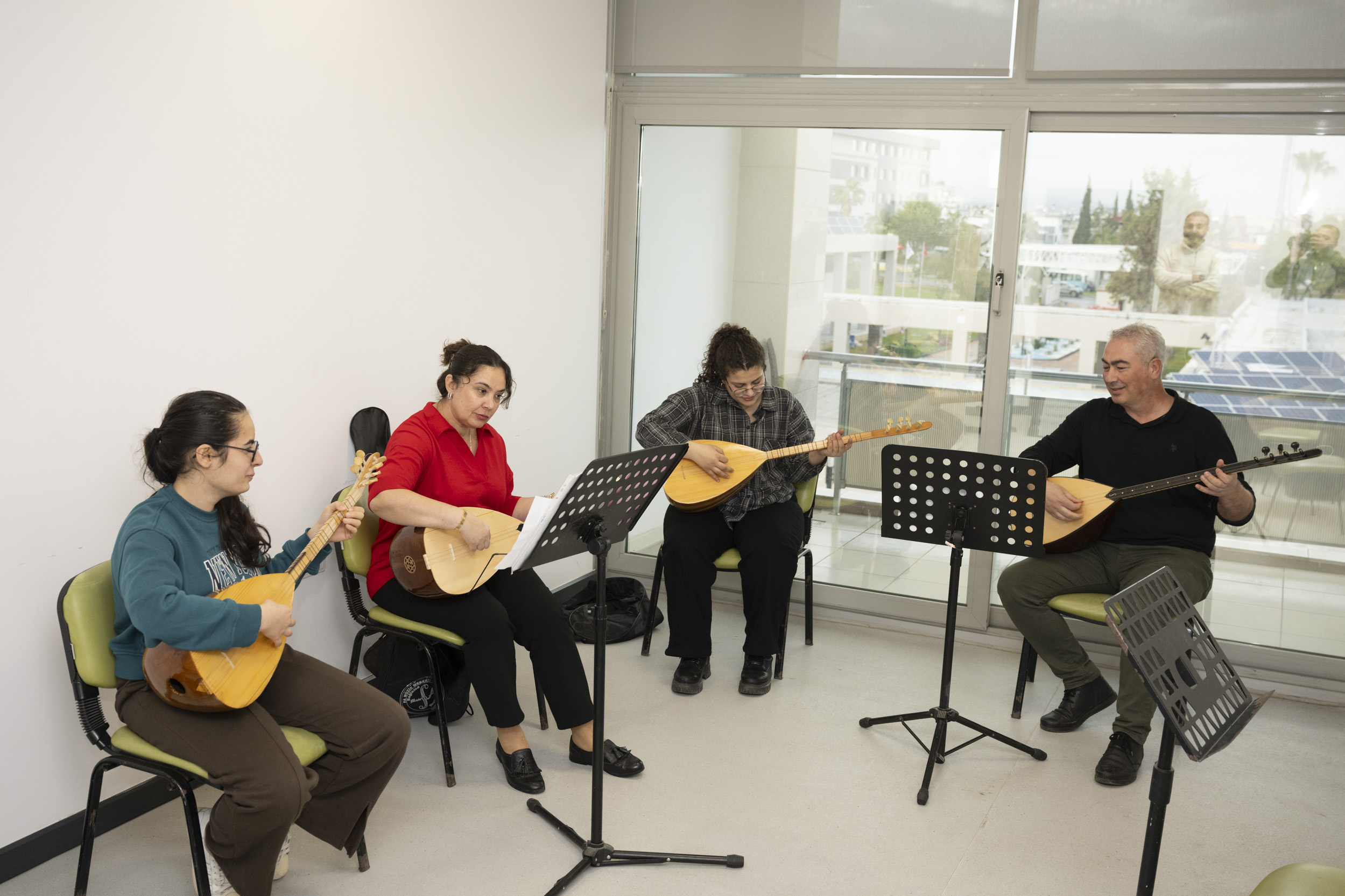 Kenti̇n Ri̇tmi̇ Mersi̇n Büyükşehi̇r'i̇n Enstrüman Kurslarinda Atiyor (4)