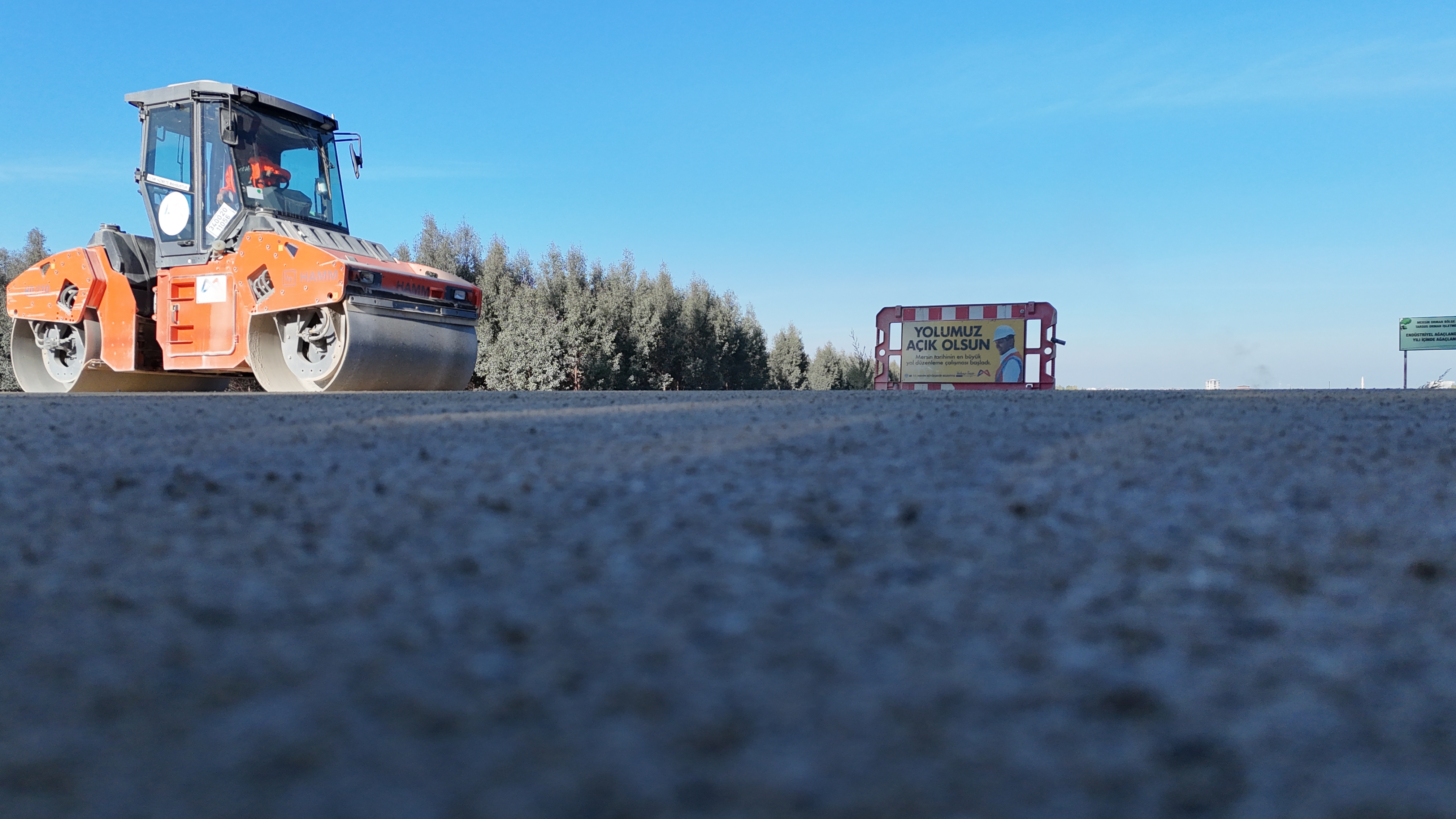 Mersi̇n Büyükşehi̇r Karabucak Caddesi̇’ni̇ Yeni̇lereyerek Güvenli̇ Ulaşimi Sağladi (1)