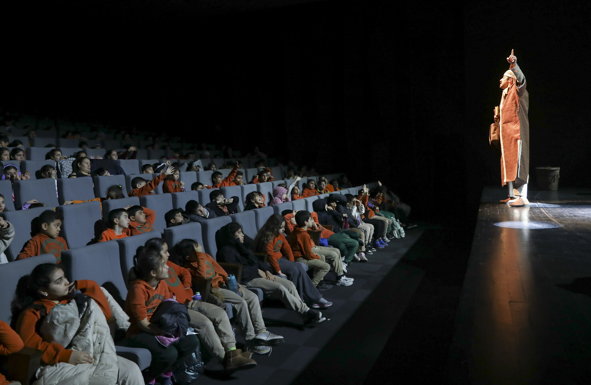 Şehi̇r Ti̇yatrosu ‘Bi̇lge Heki̇m Lokman’ Oyunu İle Bi̇nlerce Genç Seyi̇rci̇ye Ulaşti (6)