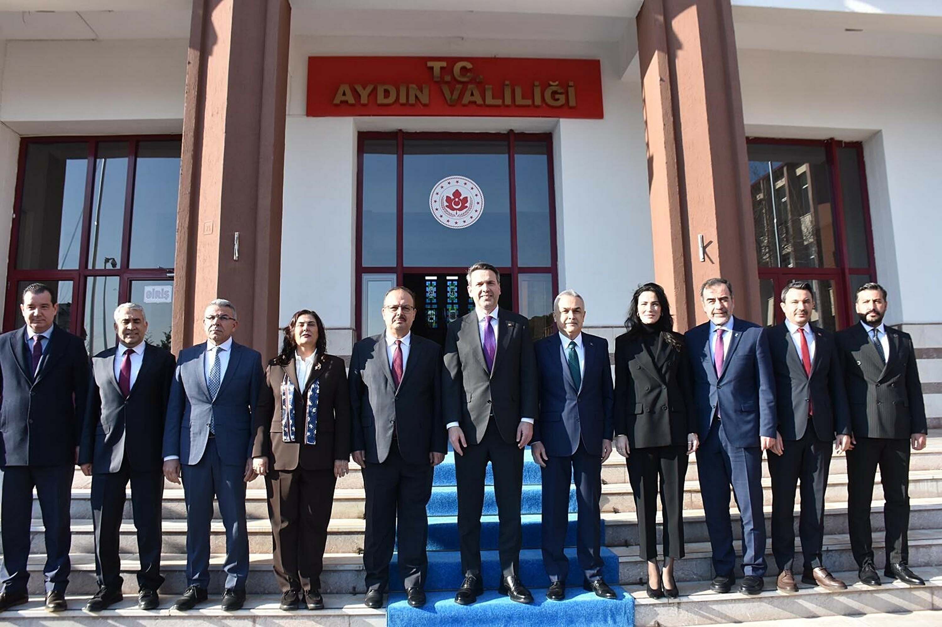 B A K A N B A Y R A K T A R H E D E F I M I Z T U R K I Y E’ Y I E N 1211543 360292