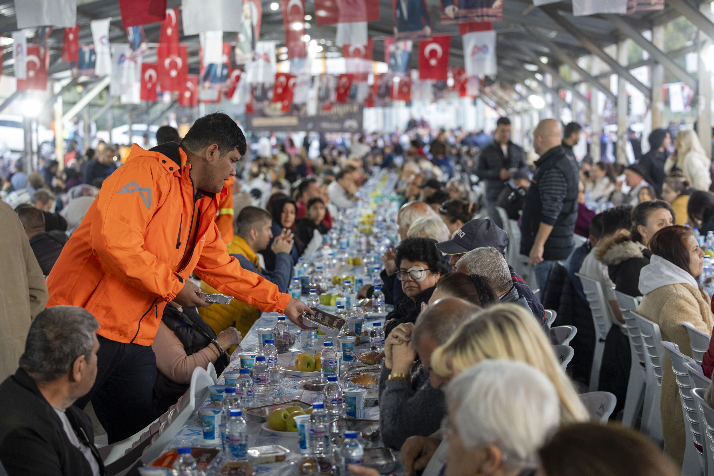 Başkan Seçer İle Meral Seçer Toroslar İftar Programinda Yurttaşlarla Bi̇r Araya Geldi̇ (11)