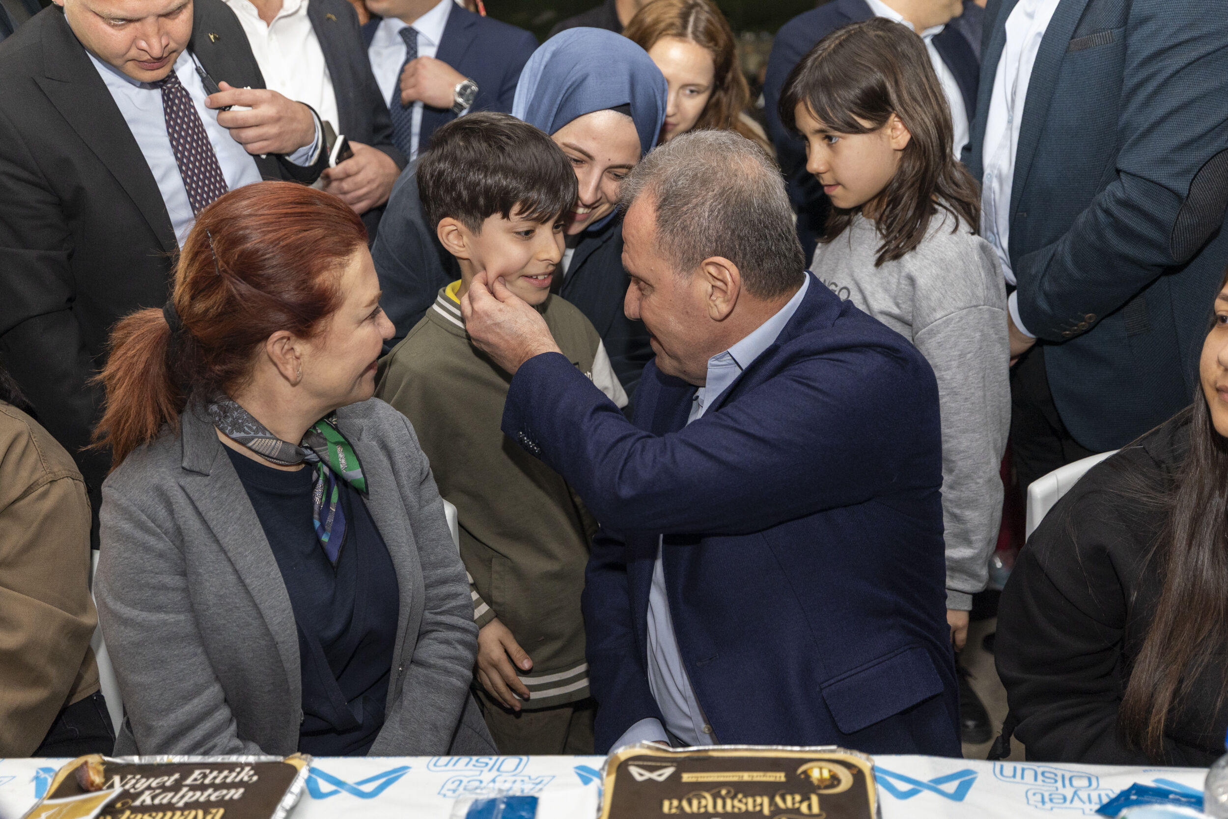 Başkan Seçer İle Meral Seçer Toroslar İftar Programinda Yurttaşlarla Bi̇r Araya Geldi̇ (7)