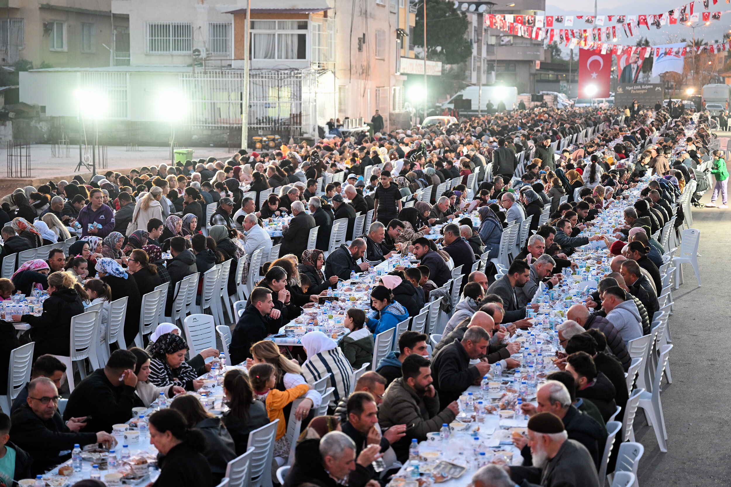 Başkan Seçer Ve Meral Seçer, Akdeni̇z’de Yurttaşlarla İftar Sofrasinda Buluştu (12)