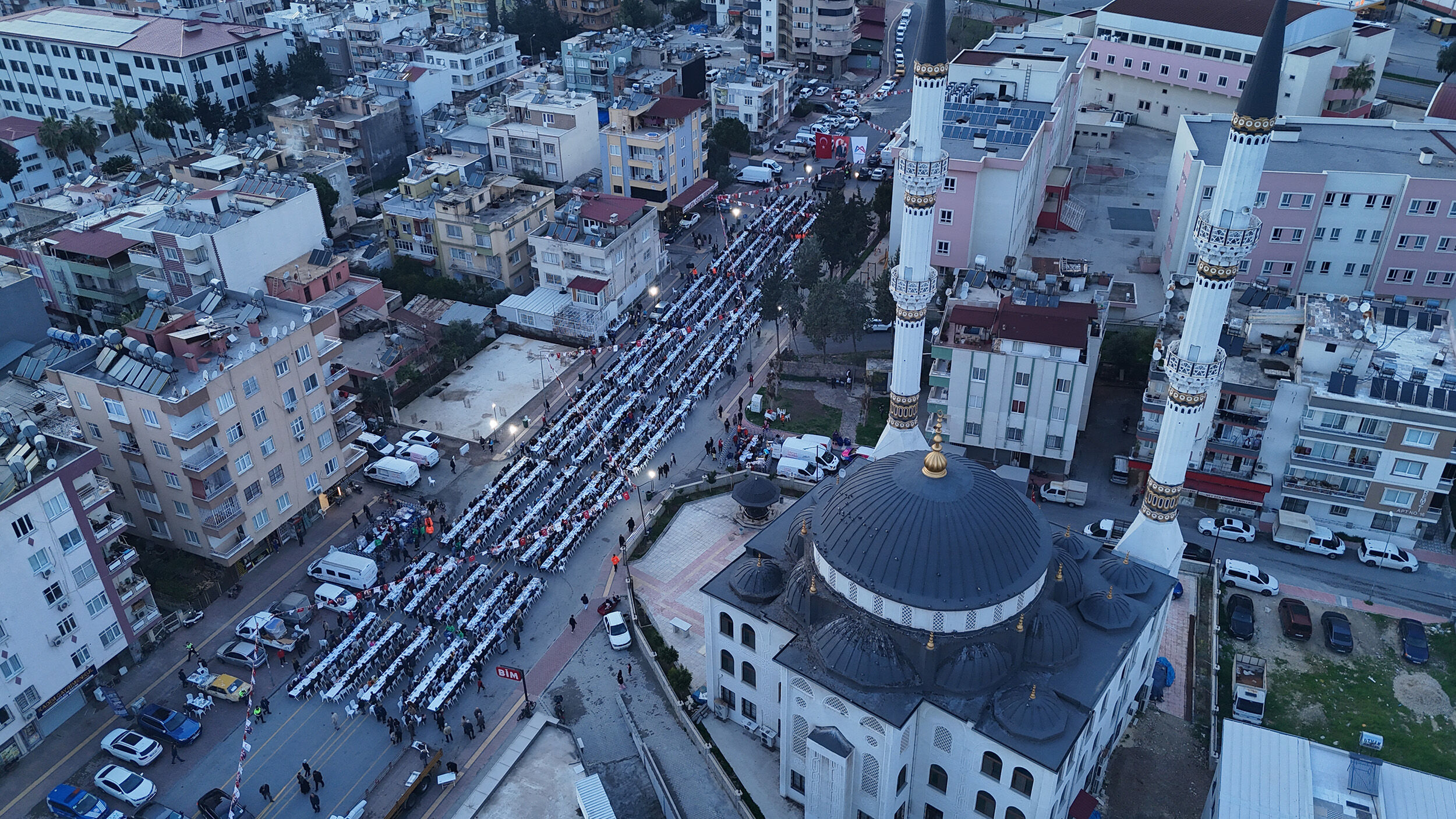 Başkan Seçer Ve Meral Seçer, Akdeni̇z’de Yurttaşlarla İftar Sofrasinda Buluştu (15)
