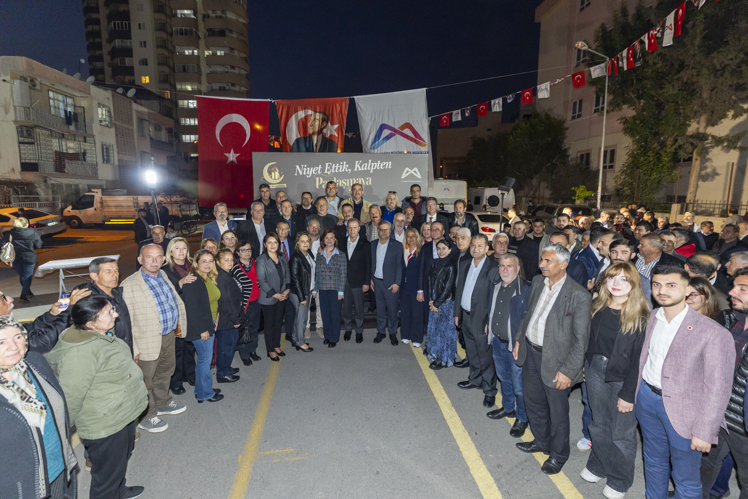 Başkan Seçer Ve Meral Seçer, Akdeni̇z’de Yurttaşlarla İftar Sofrasinda Buluştu (9)