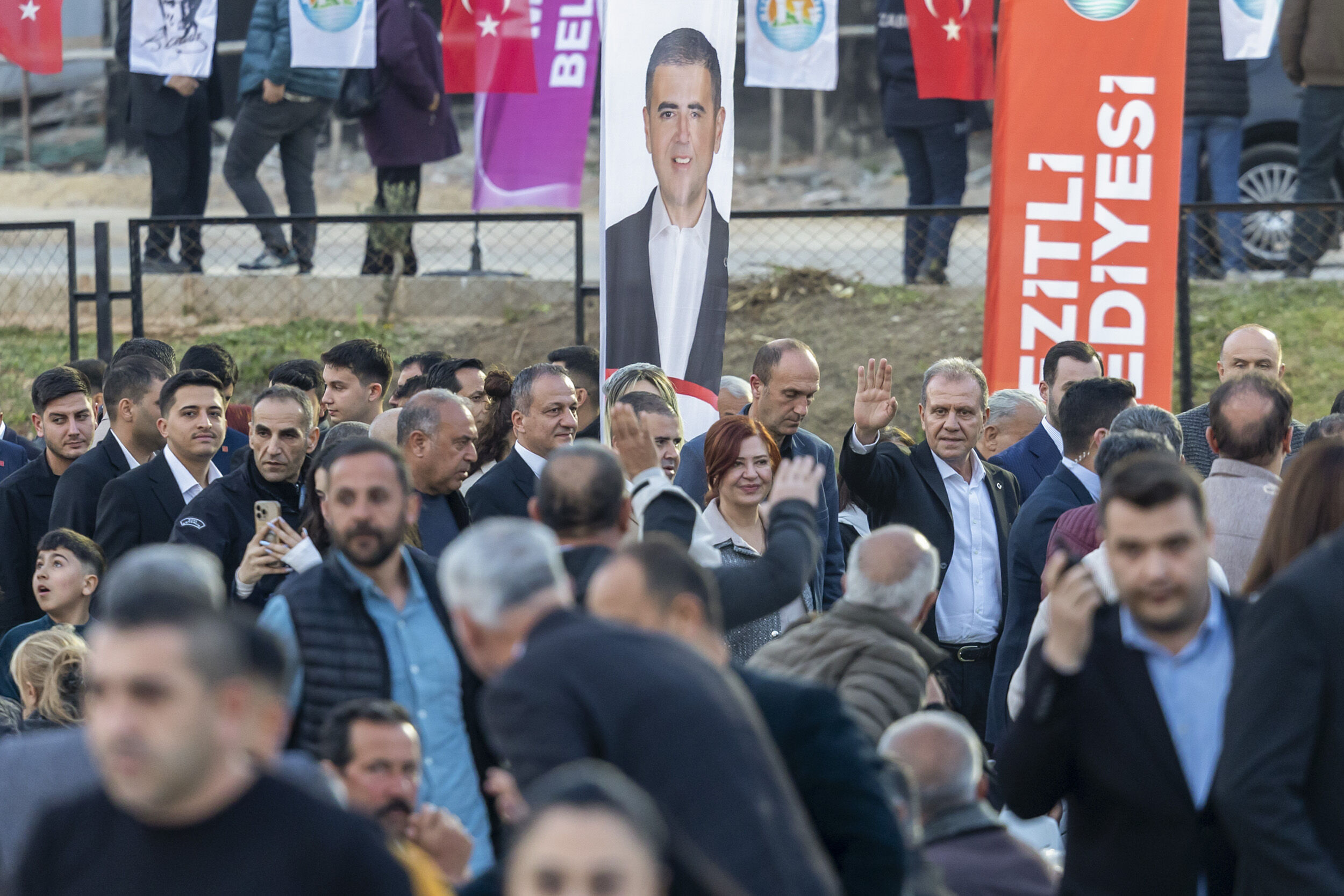 Başkan Seçer Ve Meral Seçer Mezi̇tli̇ Beledi̇yesi̇’ni̇n İftar Programina Katildi (4)