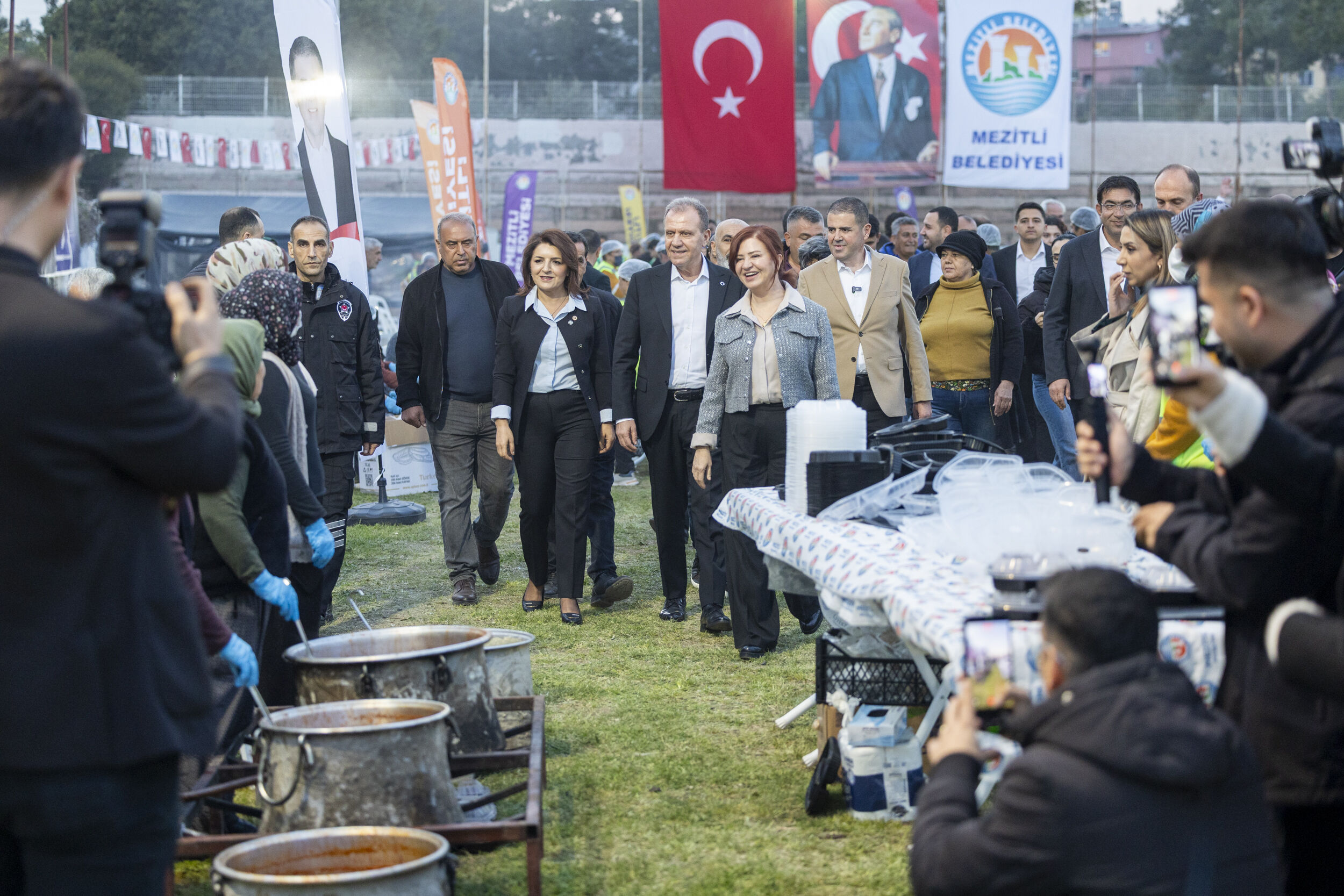 Başkan Seçer Ve Meral Seçer Mezi̇tli̇ Beledi̇yesi̇’ni̇n İftar Programina Katildi (5)