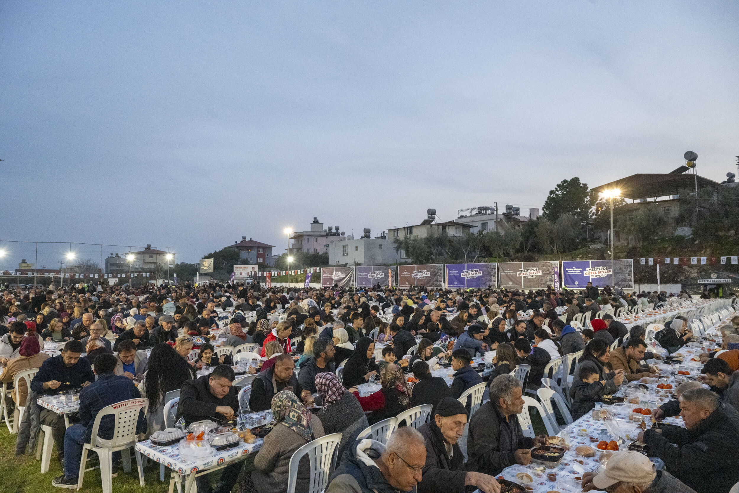 Başkan Seçer Ve Meral Seçer Mezi̇tli̇ Beledi̇yesi̇’ni̇n İftar Programina Katildi (9)