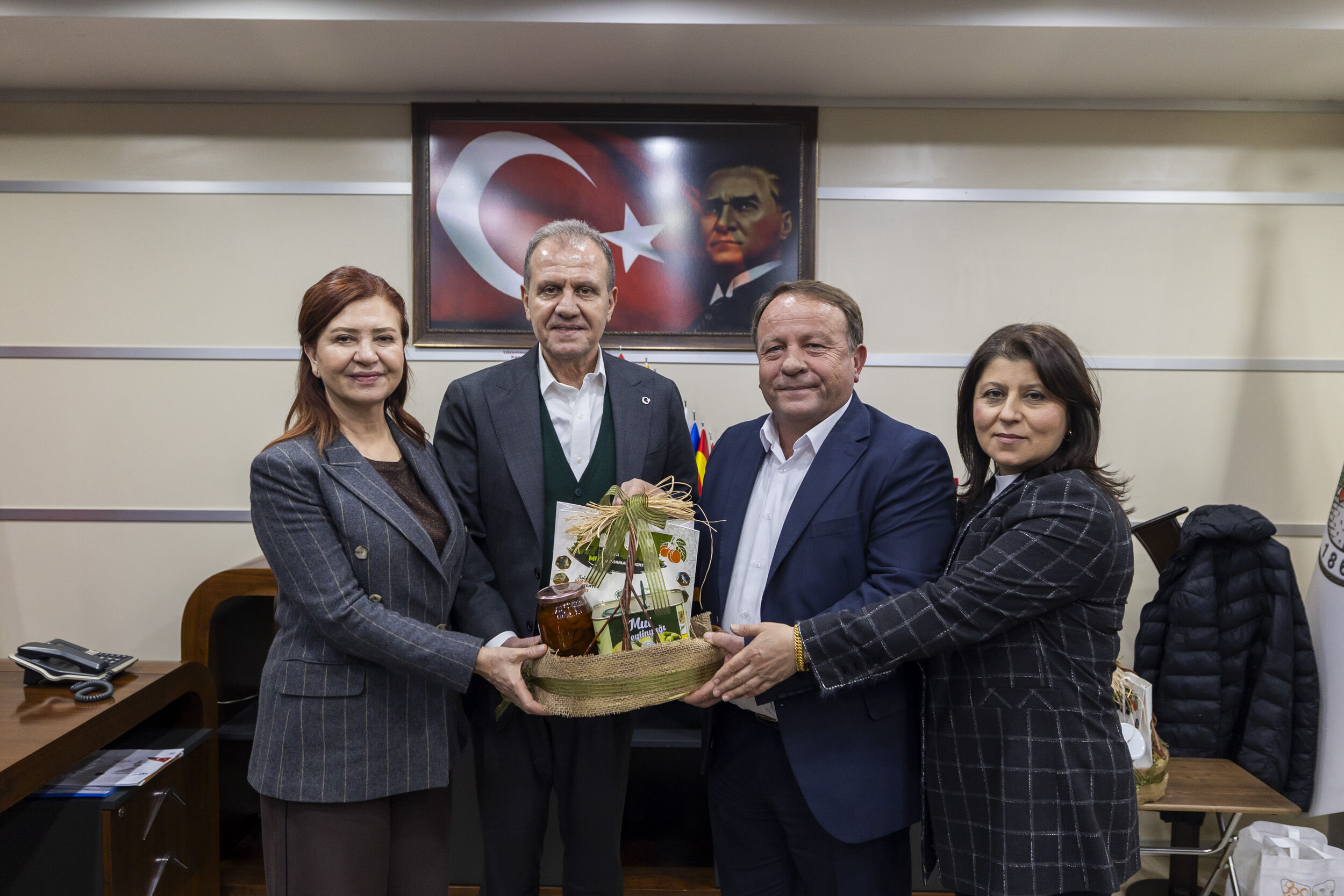 Başkan Seçer Ve Meral Seçer Mut Halkiyla İftar Sofrasinda Buluştu (11)