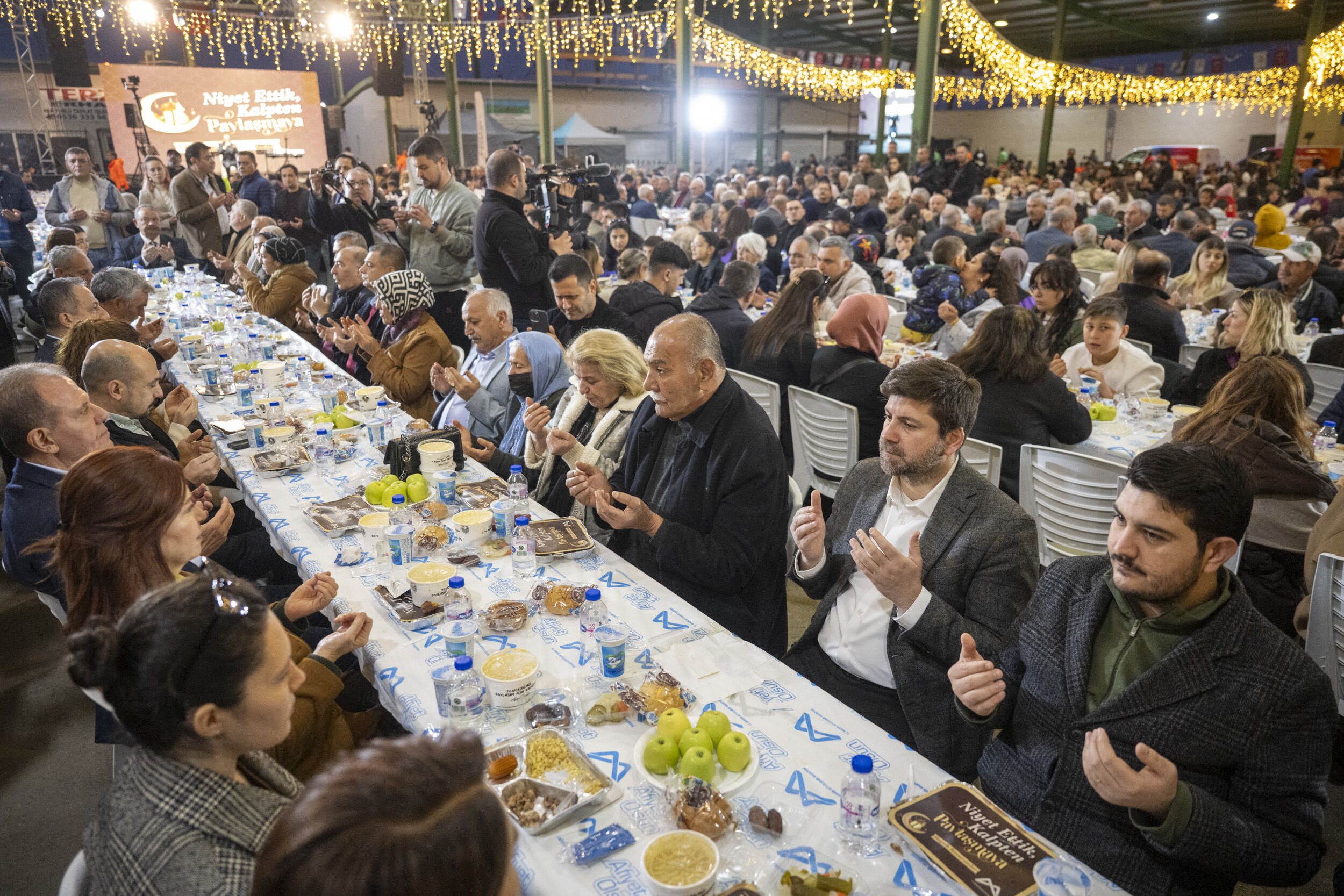 Başkan Seçer Ve Meral Seçer Tarsuslularla İftar Sofrasinda Buluştu (15)