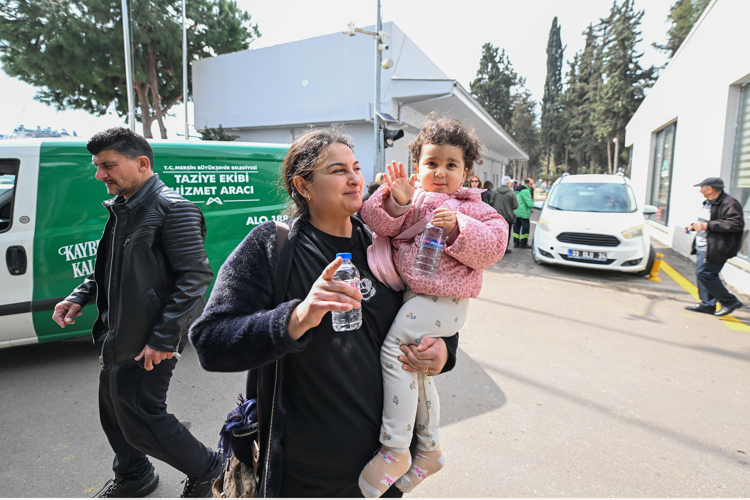 Büyükşehi̇r Eki̇pleri̇ Bayram Boyunca Mezarliklarda Yurttaşlari Yalniz Birakmiyor (8)