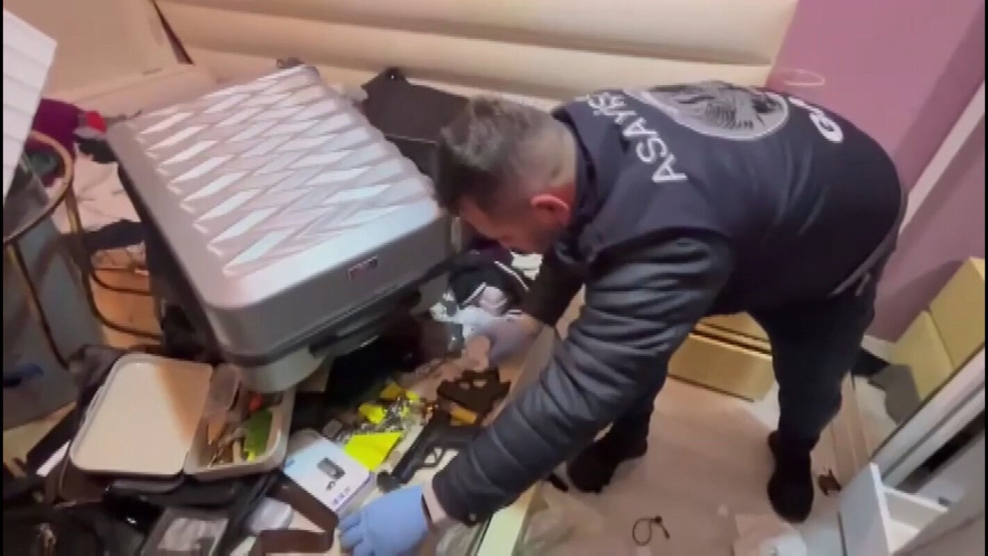 I S T A N B U L K U Y U M C U K E N T’ T E 24 M I L Y O N L I R A 1211197 360176