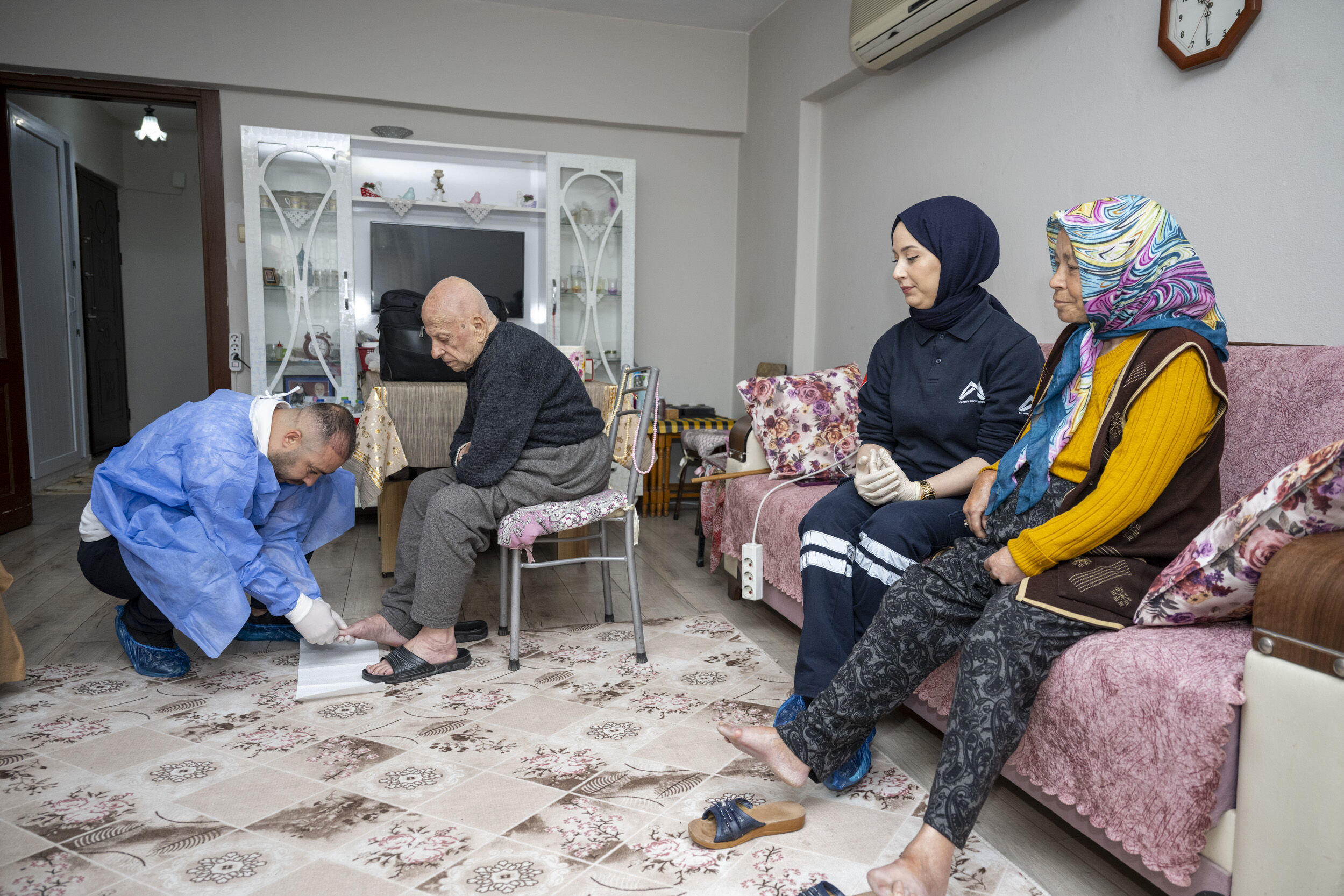 Mersi̇n Büyükşehi̇r Bayram Sevi̇nci̇ni̇ Yaş Almiş Yurttaşlarin Evleri̇ne Taşidi (9)