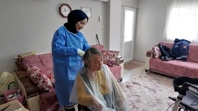 Mersi̇n Büyükşehi̇r Bayram Sevi̇nci̇ni̇ Yaş Almiş Yurttaşlarin Evleri̇ne Taşidi Mersin Web Tv (360P, H264).Mp4.00 01 28 20.Still003