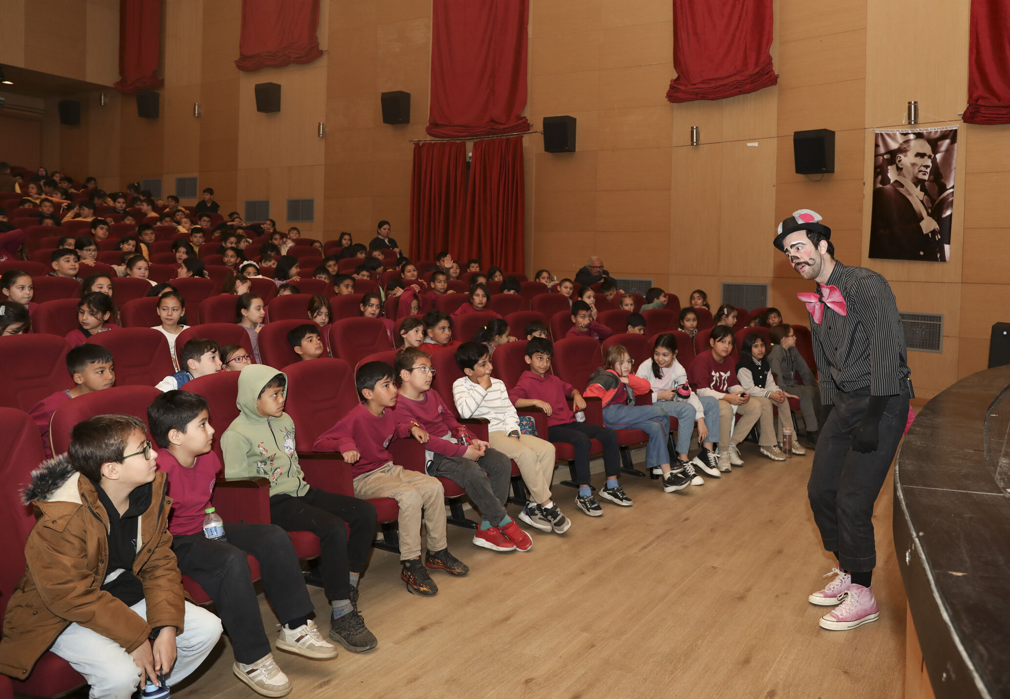 Mersi̇n Büyükşehi̇r Şehi̇r Ti̇yatrosu “Bi̇sküvi̇ Adam” Oyunu İle Si̇li̇fkeli̇ Mi̇ni̇klerle Buluştu (7)