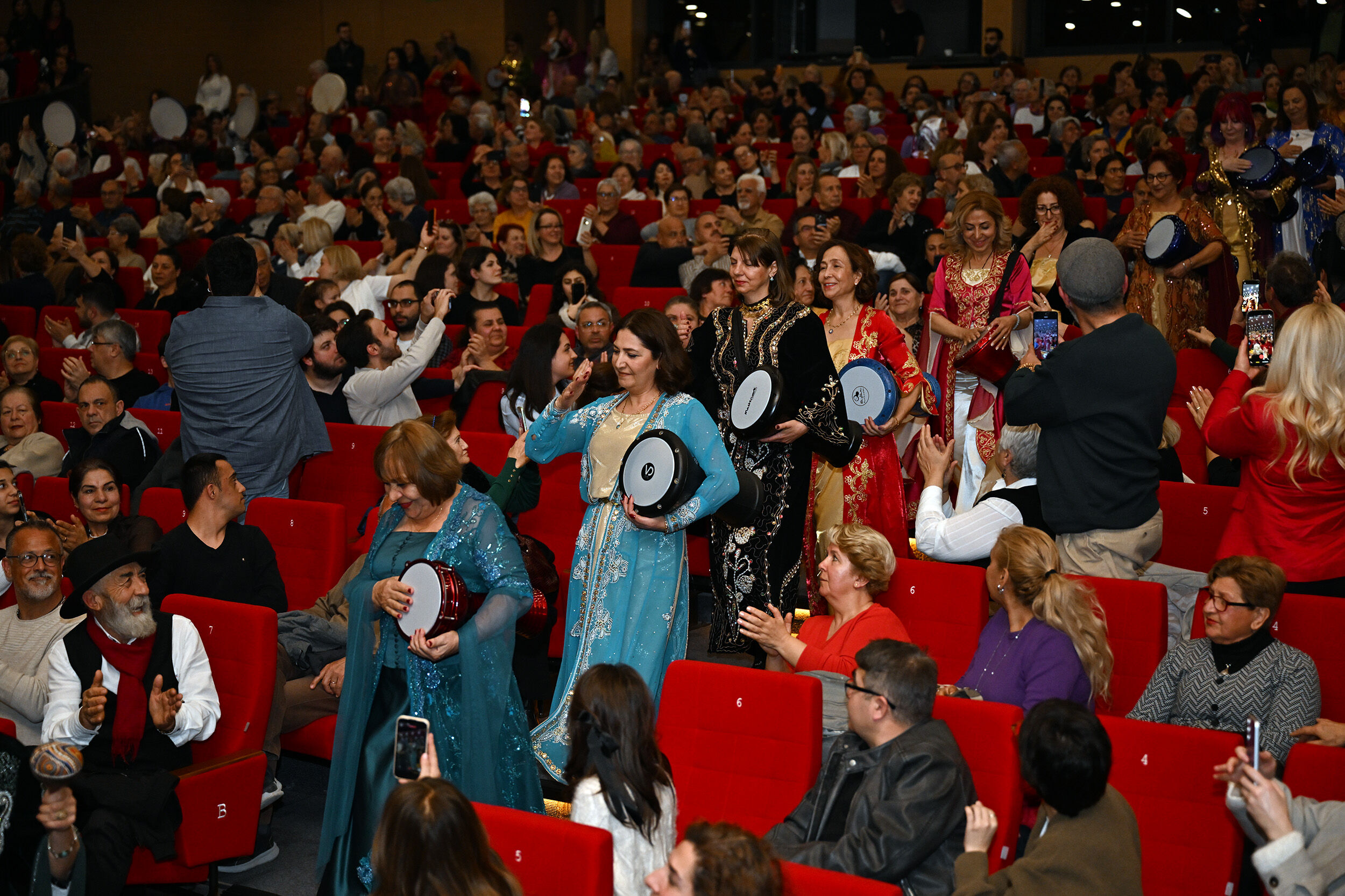 Mersi̇n Büyükşehi̇r’de Kadinlarin Sesi̇ Ezgi̇ler Ve Danslarla Yükseldi̇ (5)