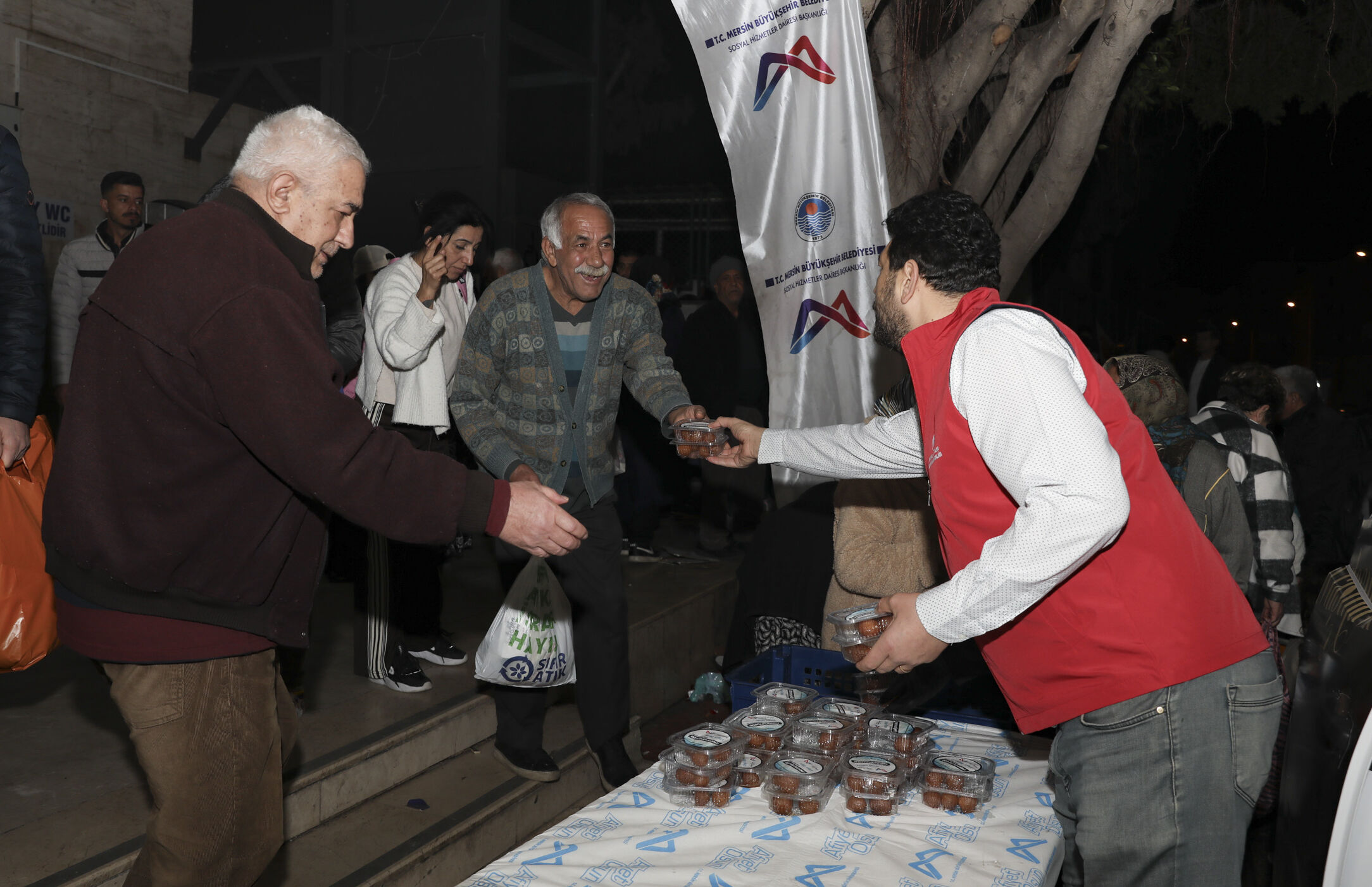 Mersi̇n Büyükşehi̇r’den Kadi̇r Gecesi̇’nde Lokma İkrami (2)