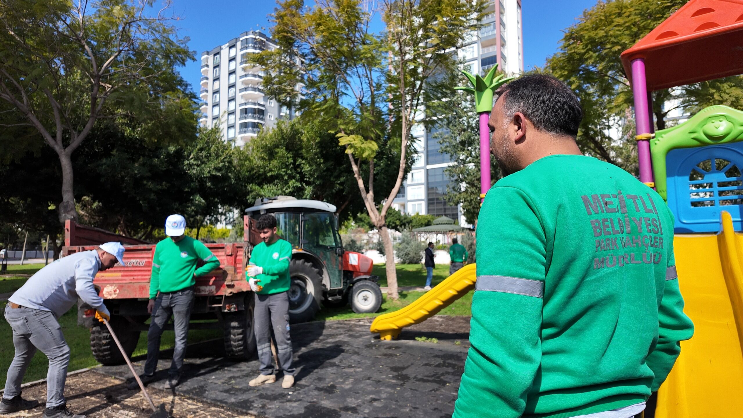Mezi̇tli̇ Beledi̇yesi̇’nden Parklarda Büyük Yeni̇leme Ataği (1)
