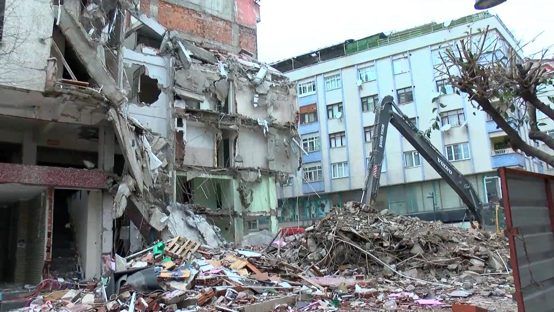 I S T A N B U L Z E Y T I N B U R N U N D A I N S A A T T A N B E T 1240045 368876