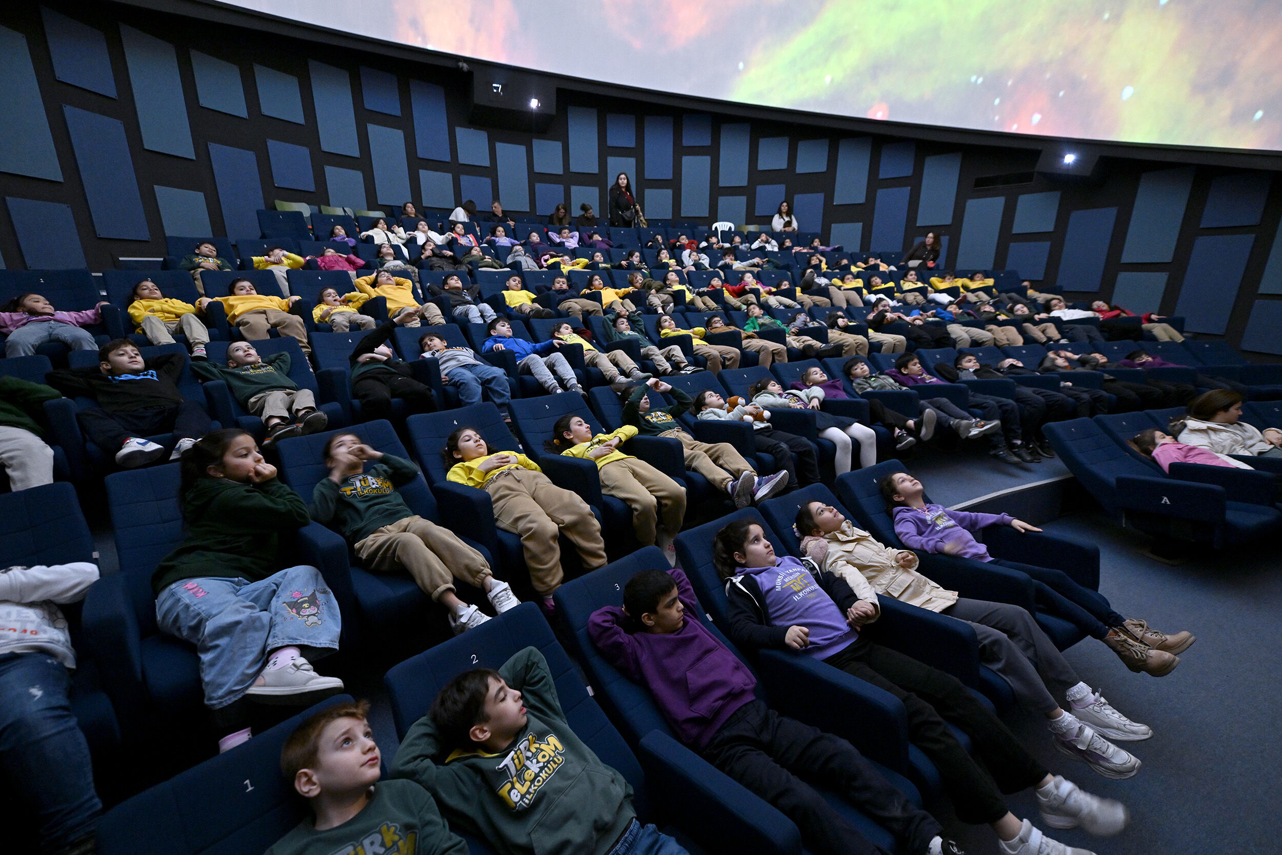 Mercan Bi̇li̇m Merkezi̇’nde Yer Alan Planetaryum İle Çocuklar Evreni̇ Keşfedi̇yor (5)