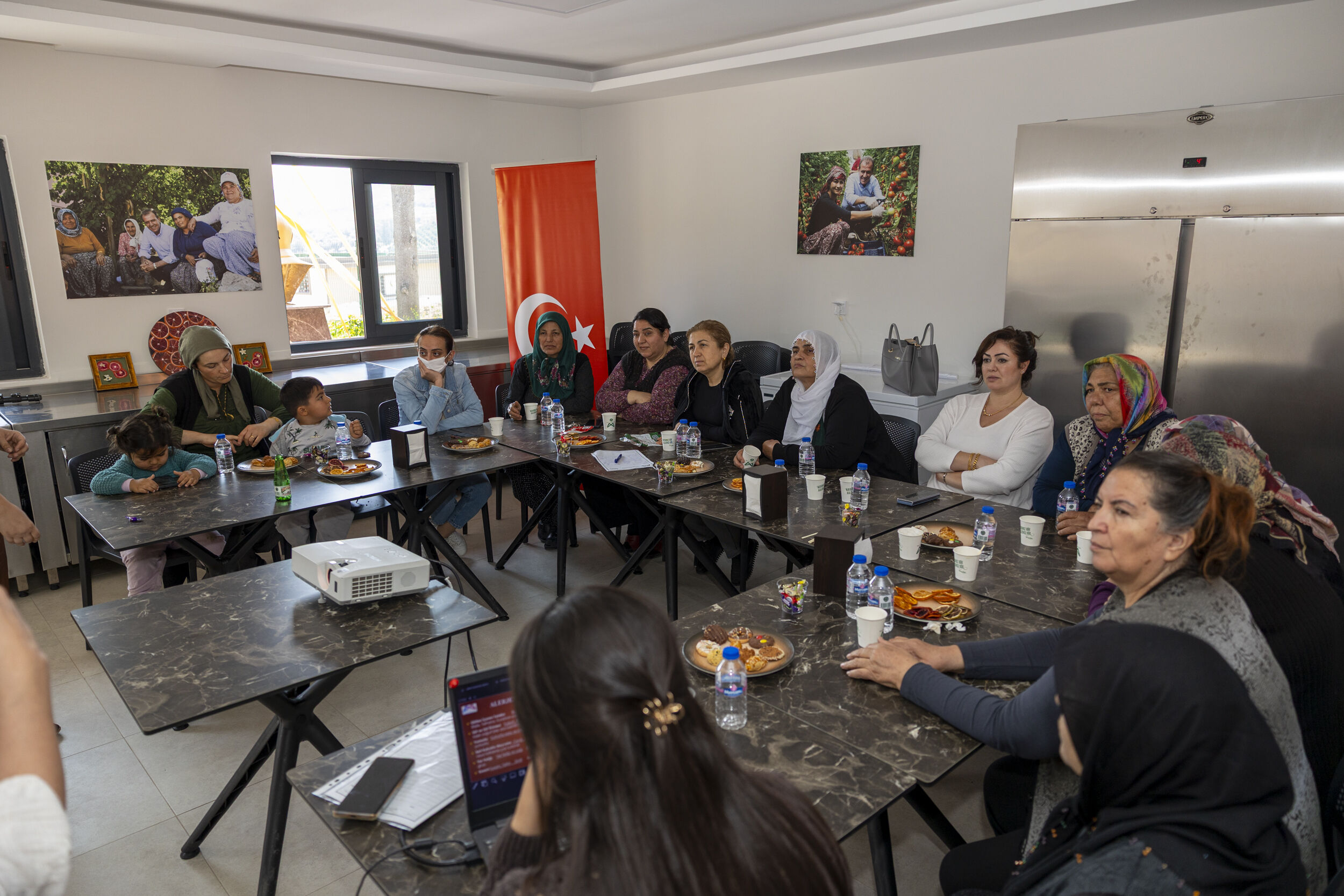 Mersi̇n Büyükşehi̇r’den Hamzabeyli̇ Köyümüz Atölye’de Üreti̇ci̇ Kadinlara “Gida Okuryazarliği” Eği̇ti̇mi̇ (5)