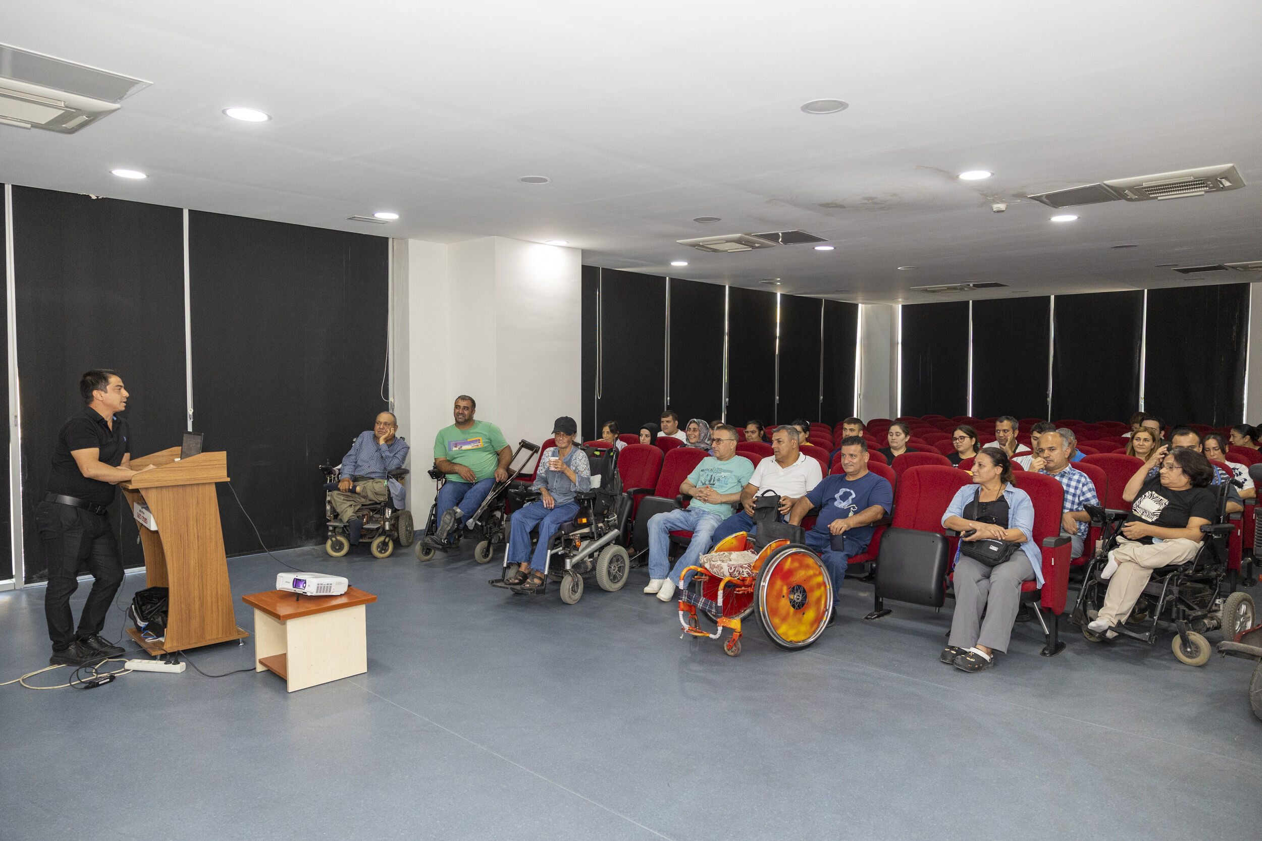 Mersi̇n Büyükşehi̇r’i̇n Hi̇zmetleri̇ Engel Tanimiyor (13)