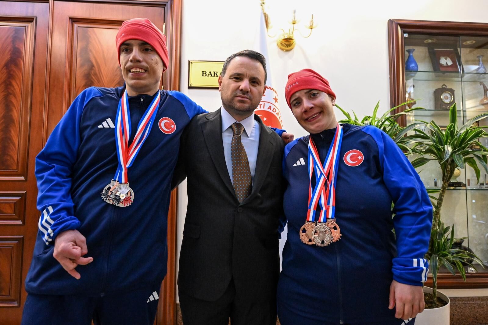 O T I Z M L I I K I Z K A Y A K C I L A R I N H E D E F I D U N Y A S 1244752 370345