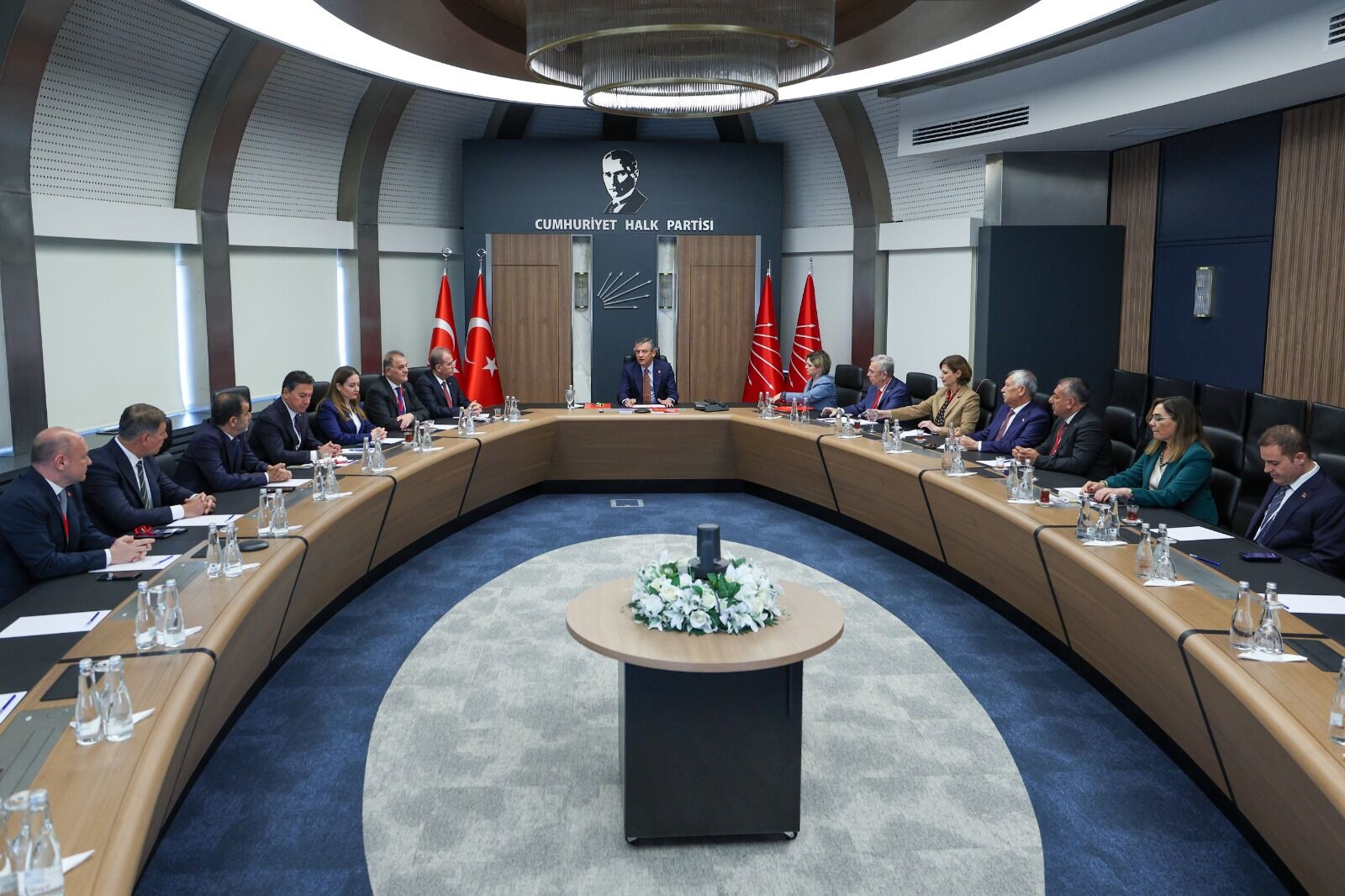 O Z G U R O Z E L H E P B I R L I K T E I K T I D A R A Y U R U Y E 1278425 380433