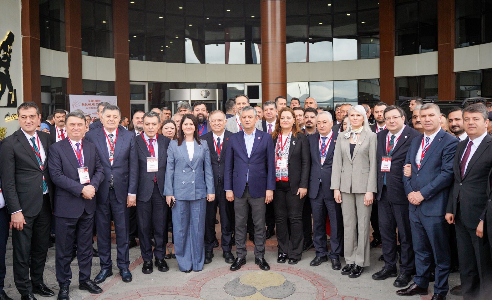 O Z G U R O Z E L T U R K I Y E D I S I N D A B I R T I R N A K M 1244538 370287