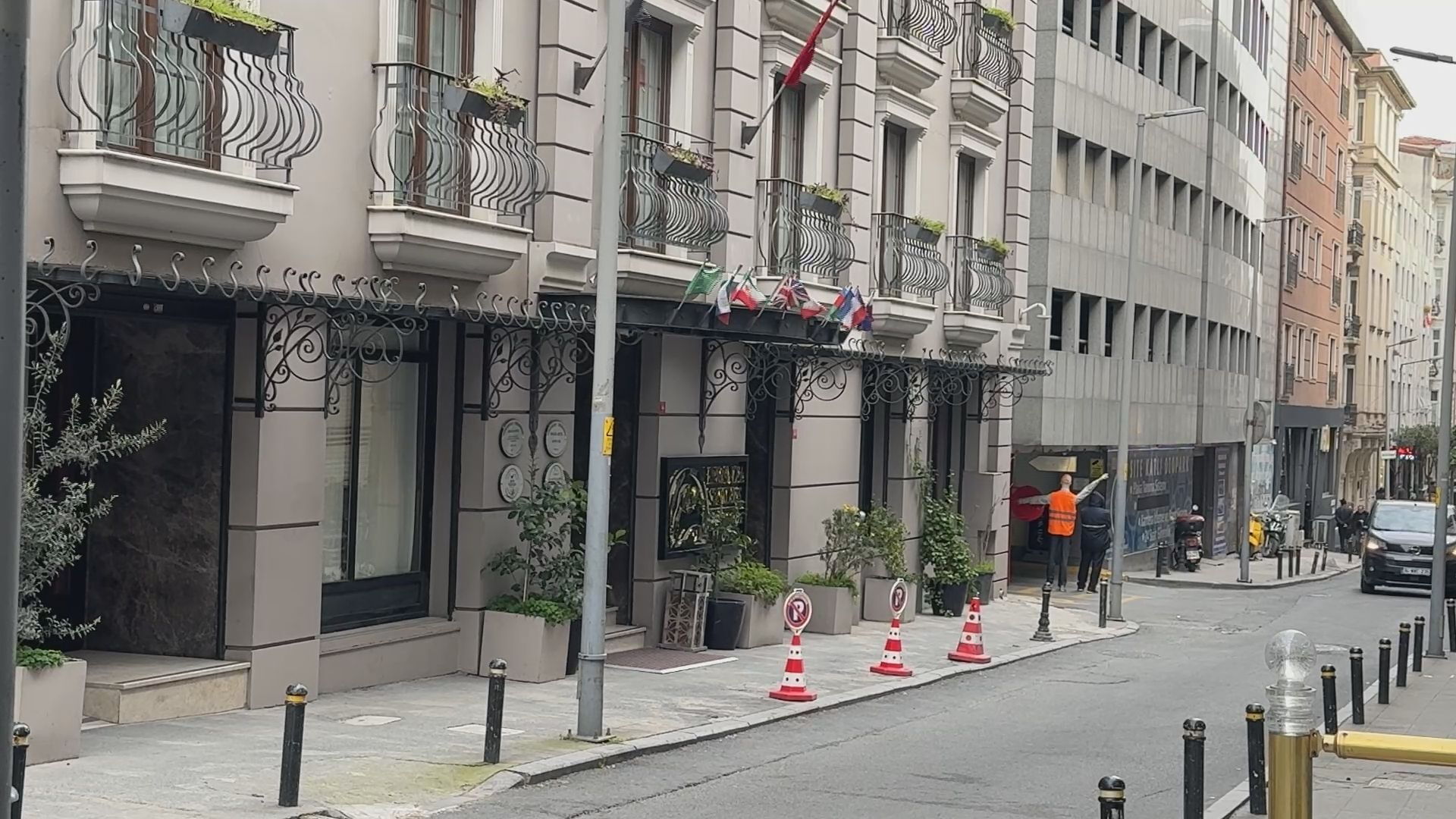 S U U D I T U R I S T S I S L I D E O T E L O D A S I N D A O L U 1262366 375705