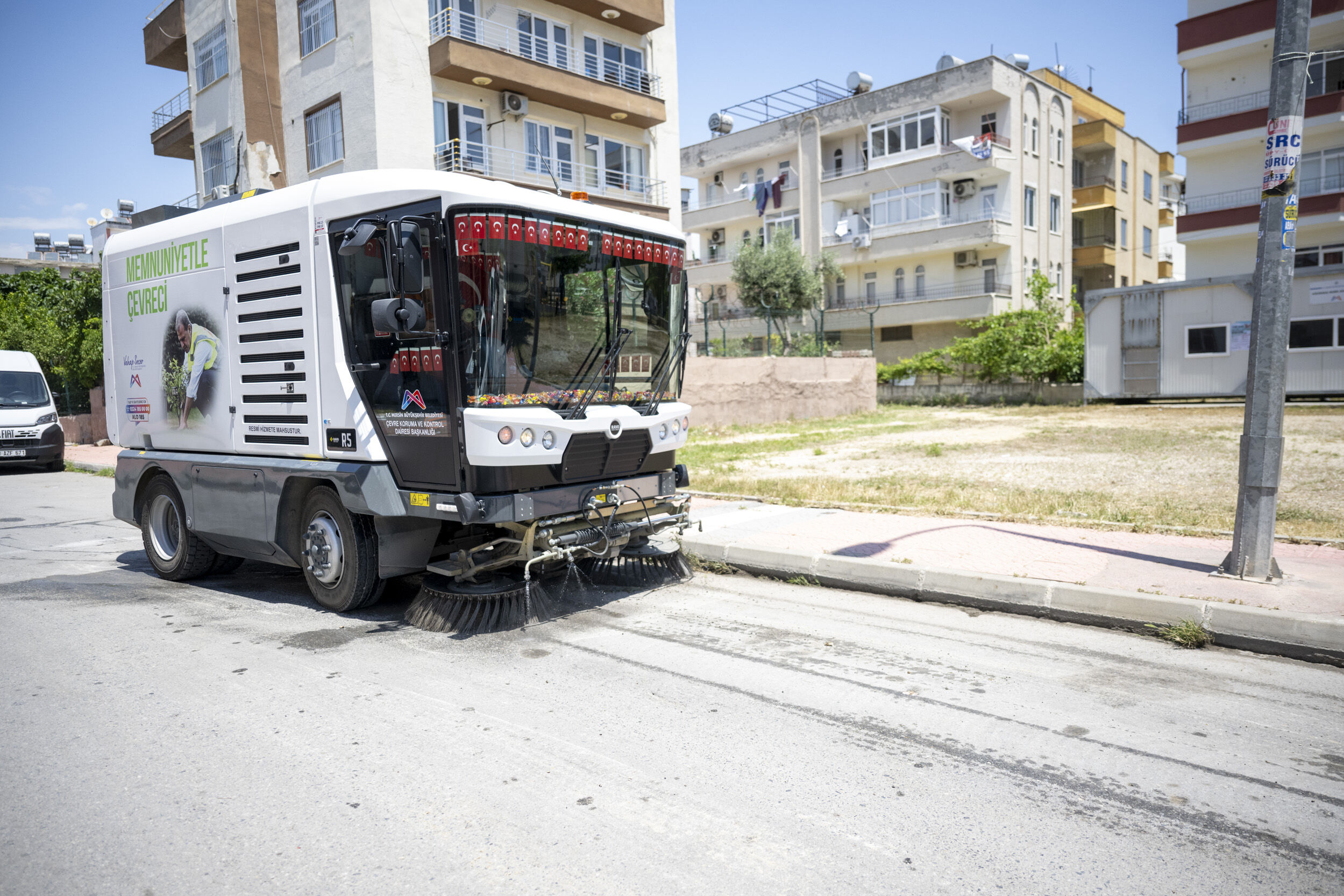 Mersi̇n Büyükşehi̇r’den Kurban Kesi̇m Alanlarinda Temi̇zli̇k Mesai̇si̇ (11)