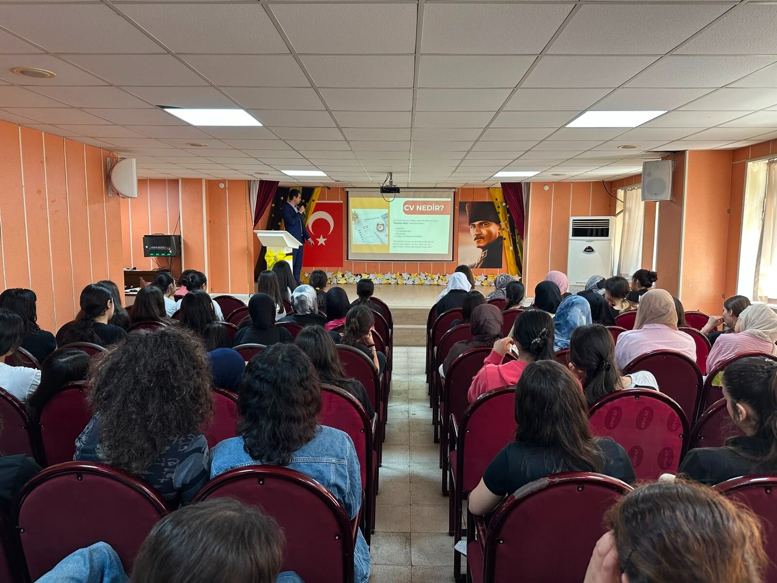 Gençler İş Dünyasina Büyükşehi̇r Kari̇yer Merkezi̇ İle Daha Donanimli Hazirlaniyor (2)