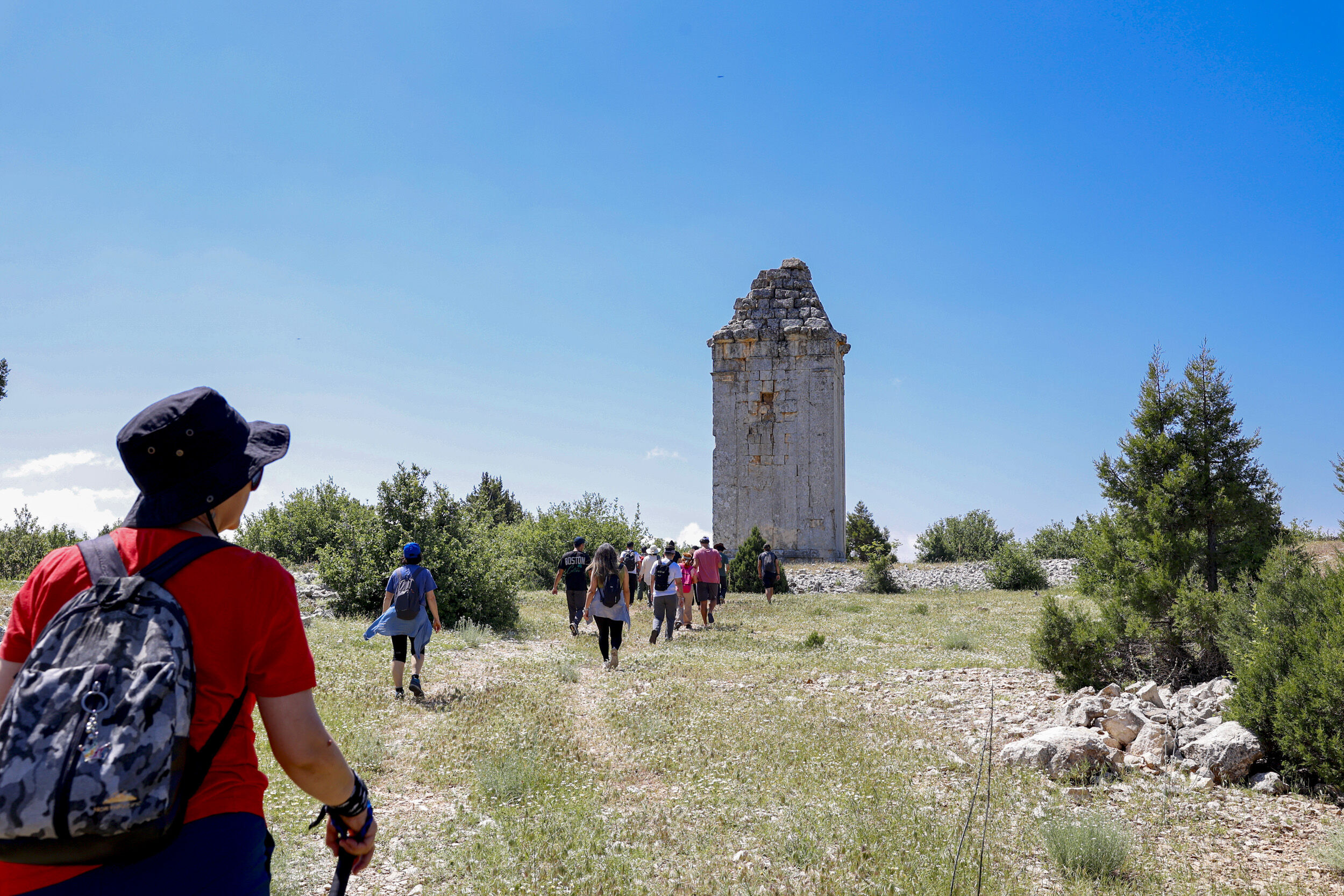 Mersi̇n Büyükşehi̇r Koordi̇nesi̇nde Doğaseverler Ki̇li̇kya Yolu’nda Tari̇hle İç İçe Yürüyor (1)