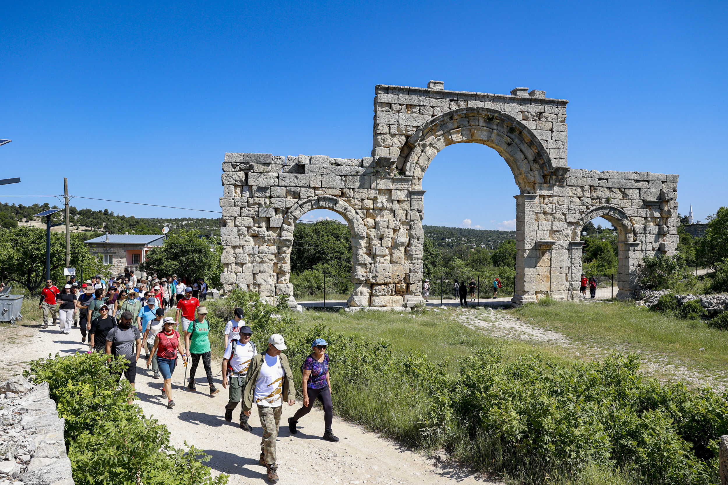 Mersi̇n Büyükşehi̇r Koordi̇nesi̇nde Doğaseverler Ki̇li̇kya Yolu’nda Tari̇hle İç İçe Yürüyor (5)