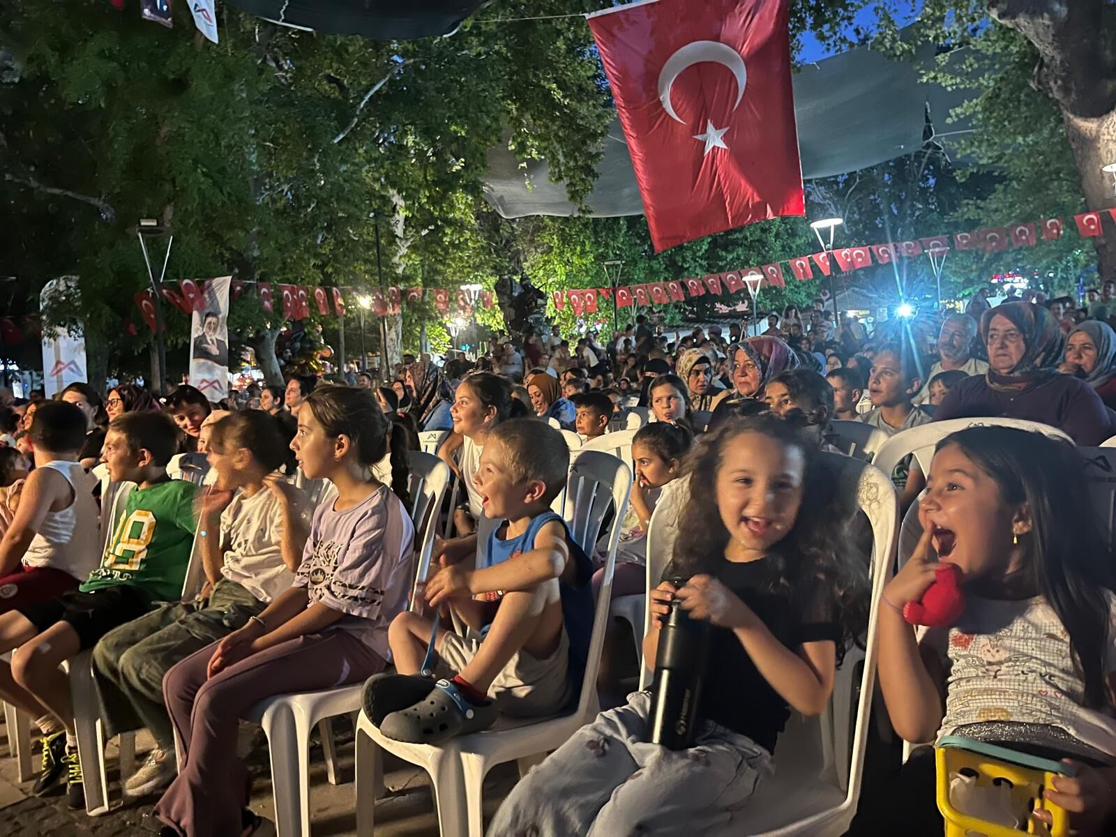 Şehi̇r Ti̇yatrosu 13 İlçede 13 Temsi̇l İle Yurttaşlarla Buluştu (3)