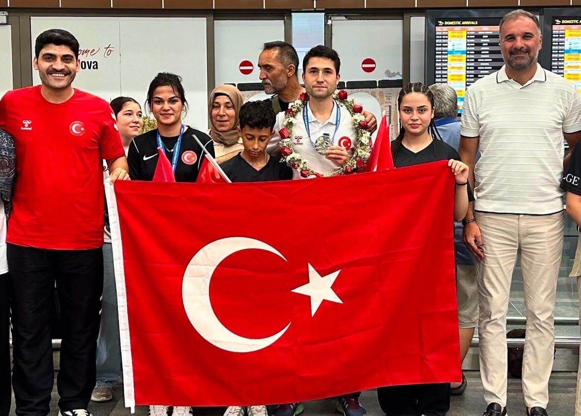 Sporcular Havalimanında Karşılandı
