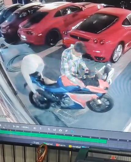 Motosiklet hırsızlığı kameraya yakalandı