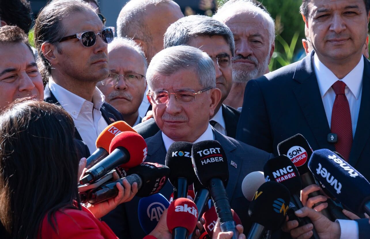 Ahmet Davutoglu Cumhurbaskanina Hakare 1494528 444614 (1)