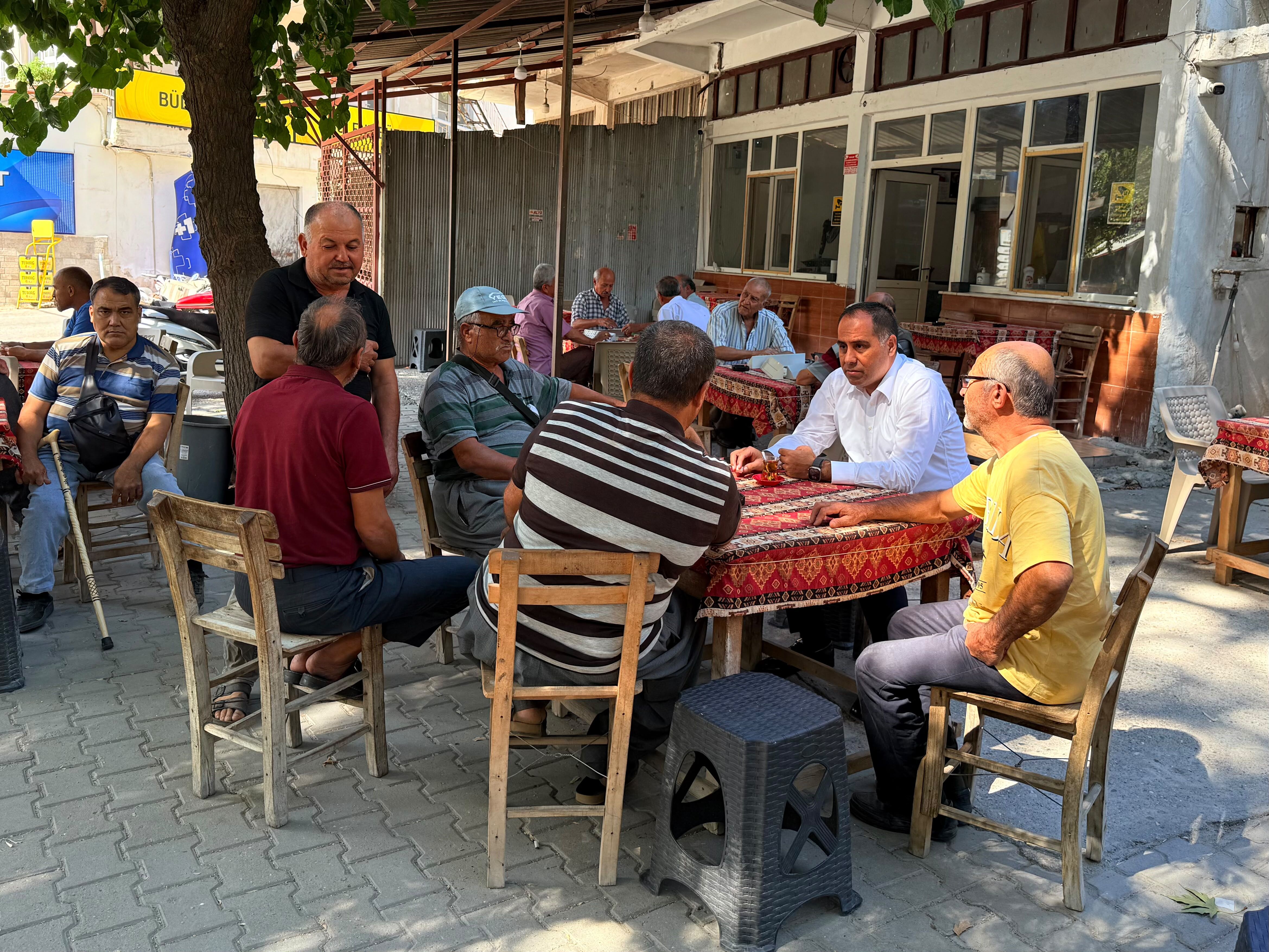 Kıratlı, kahvehanede vatandaşlarla bir araya geldi