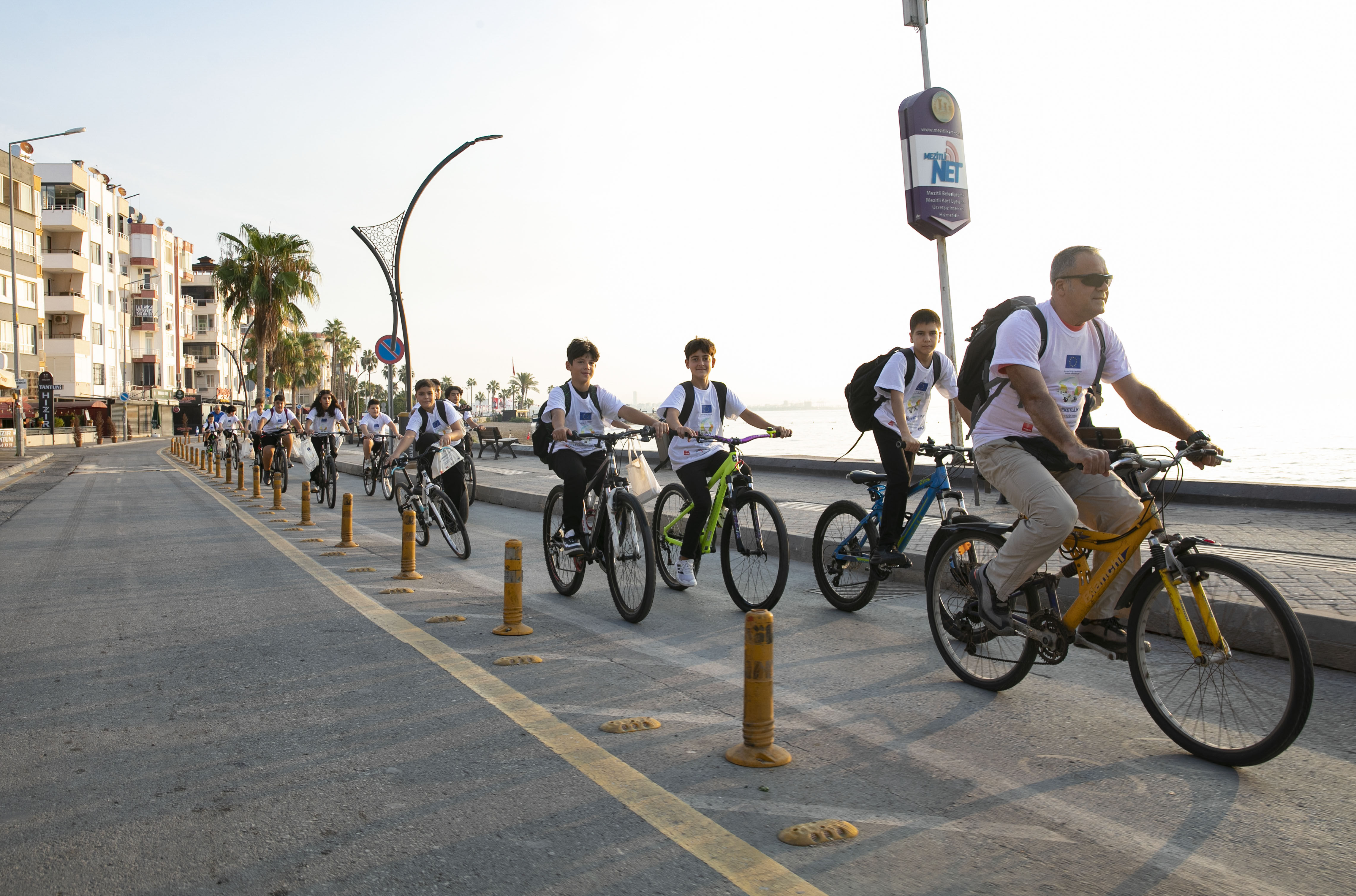Mersinli öğrenciler evden okula güvenle pedalladı