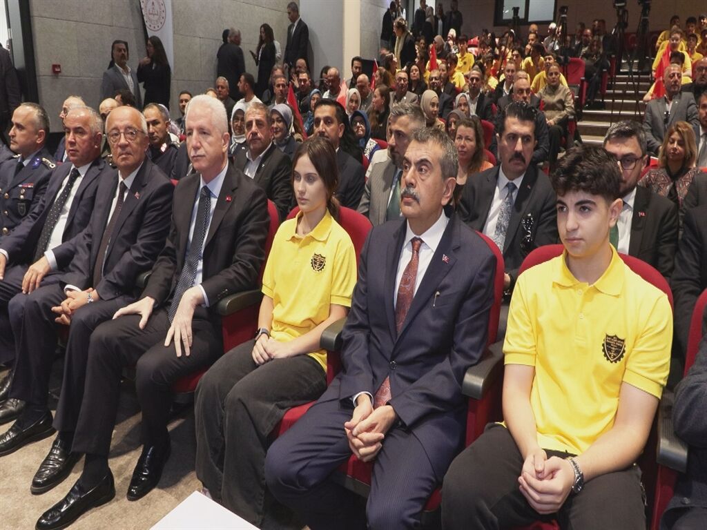 Bakan Tekin Öğrenciler Meslek Öğrencilerle