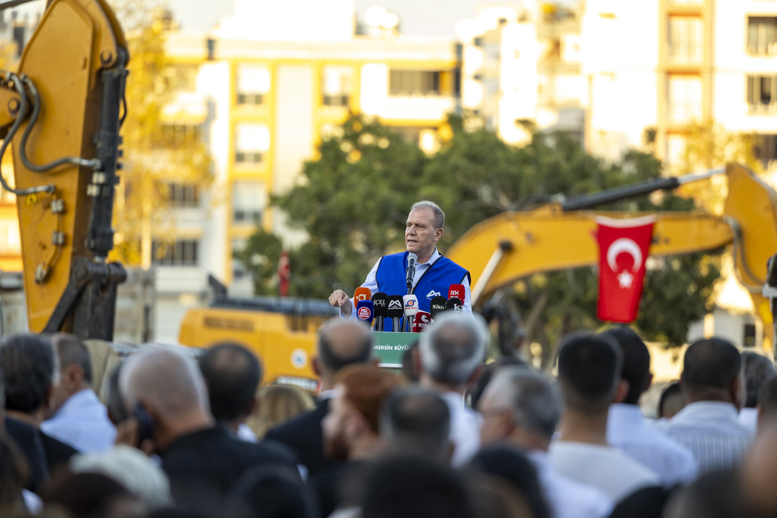 Başkan Seçer, ‘Mezi̇tli̇ Kent Meydani Temel Atma Töreni̇’ne Katildi (2)