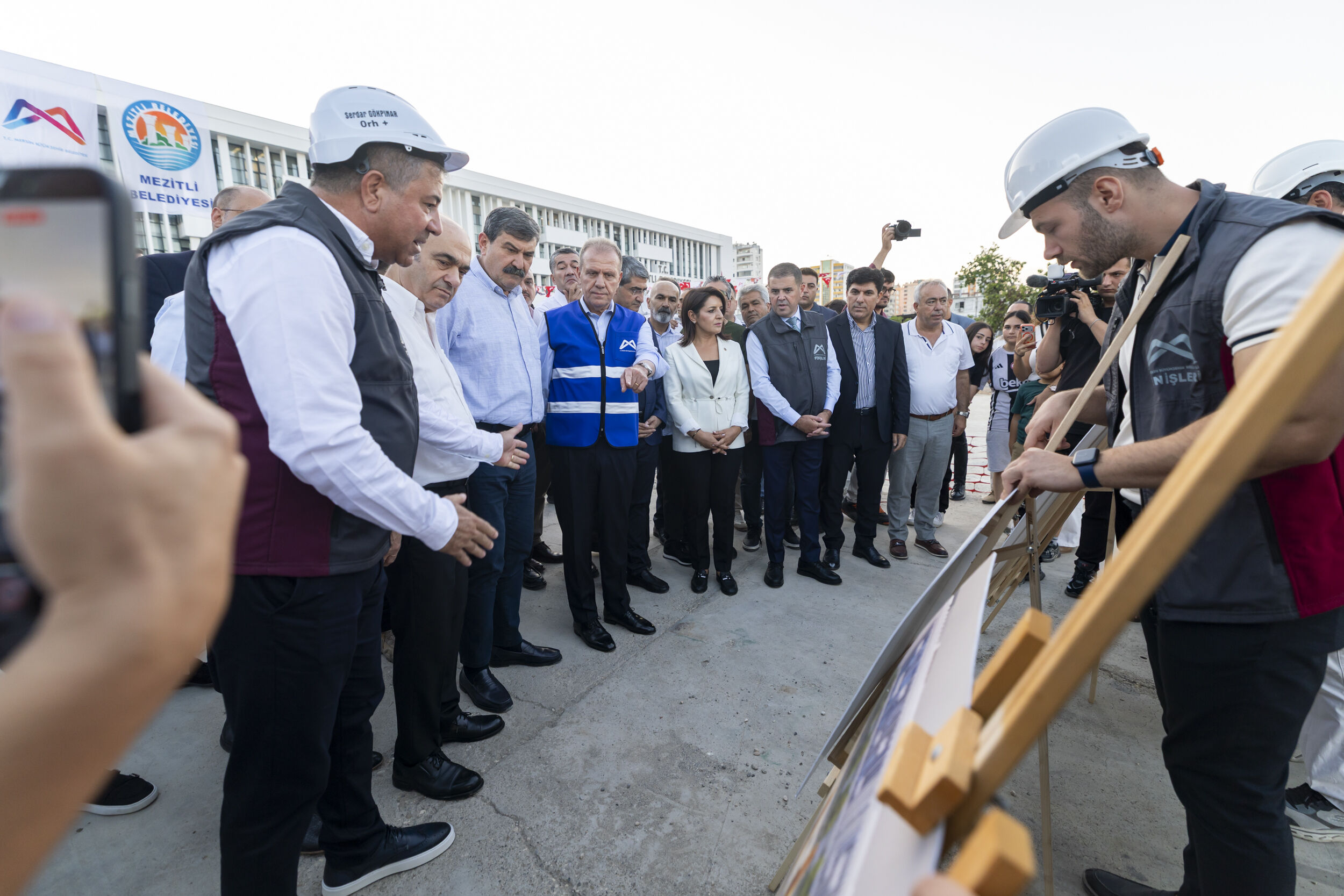 Başkan Seçer, ‘Mezi̇tli̇ Kent Meydani Temel Atma Töreni̇’ne Katildi (4)